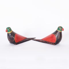 Coppia di pappagalli anglo-indiani in legno intagliato e dipinto