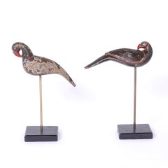 Coppia di uccelli in legno intagliato di origine anglo-indiana su cavalletto
