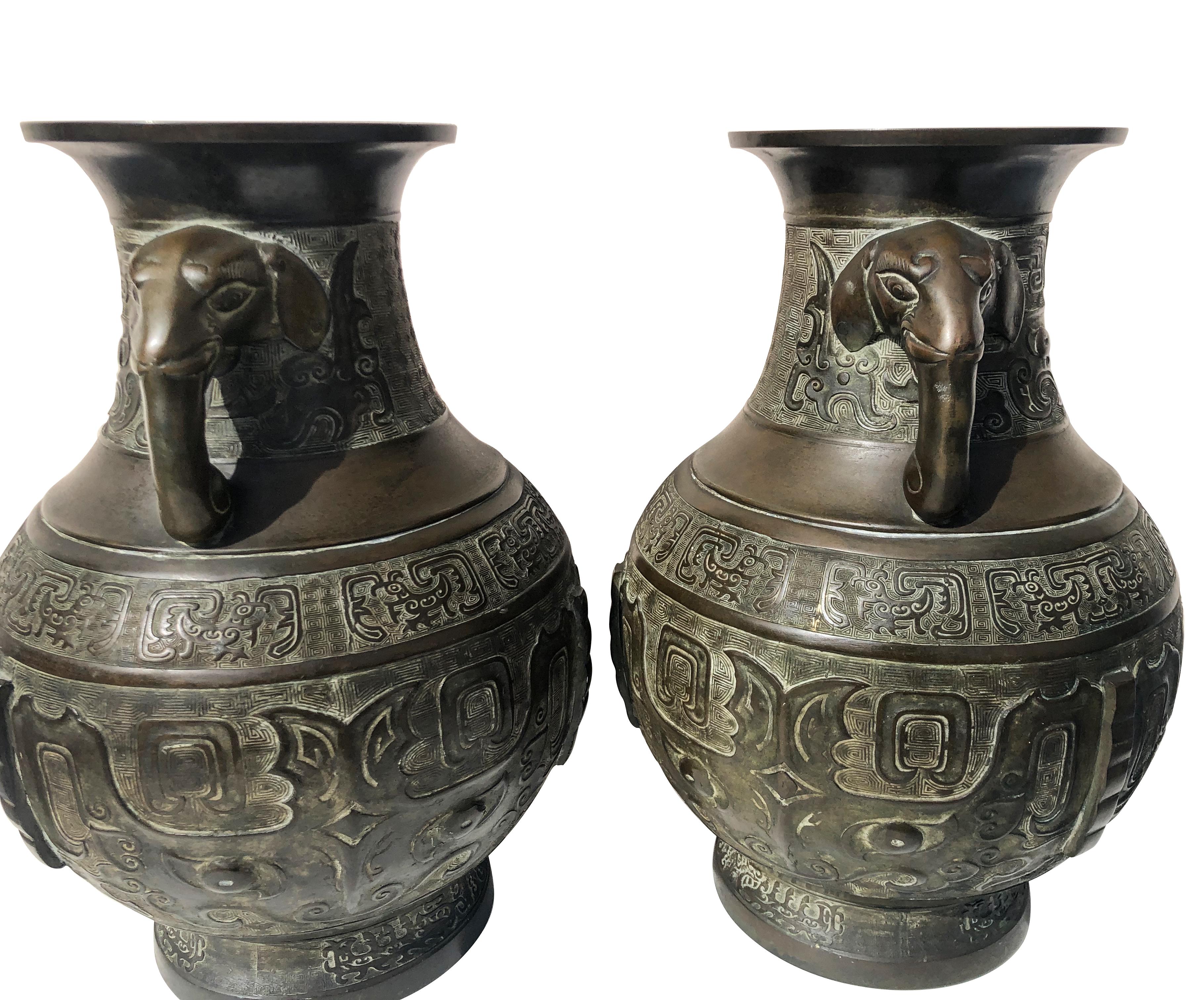  Paire de vases japonais en bronze de la fin du XIXe siècle  - Sculpture de Unknown