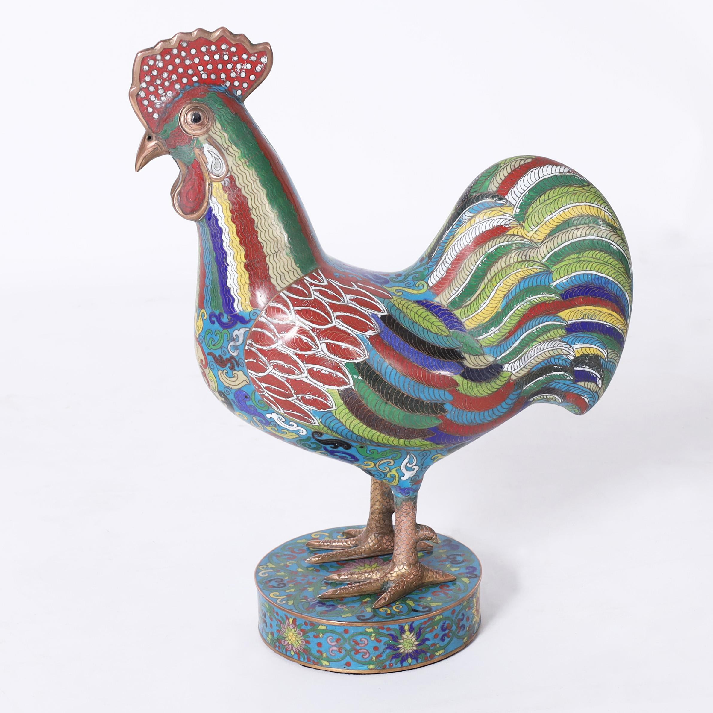 Paire de coqs chinois anciens fabriqués à la main en émail sur cuivre ou en cloisonné selon la technique traditionnelle, avec des couleurs vives de faune et de flore sur un fond bleu.
