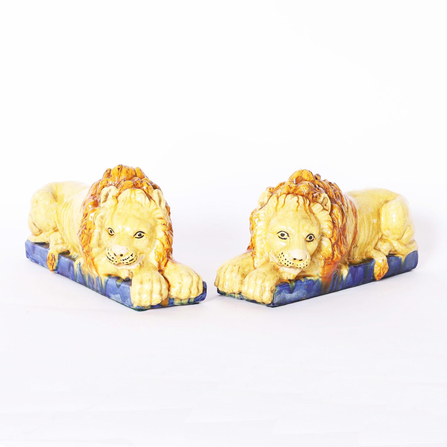 Paar antike italienische Löwen-Skulpturen aus Steingut im Angebot 1