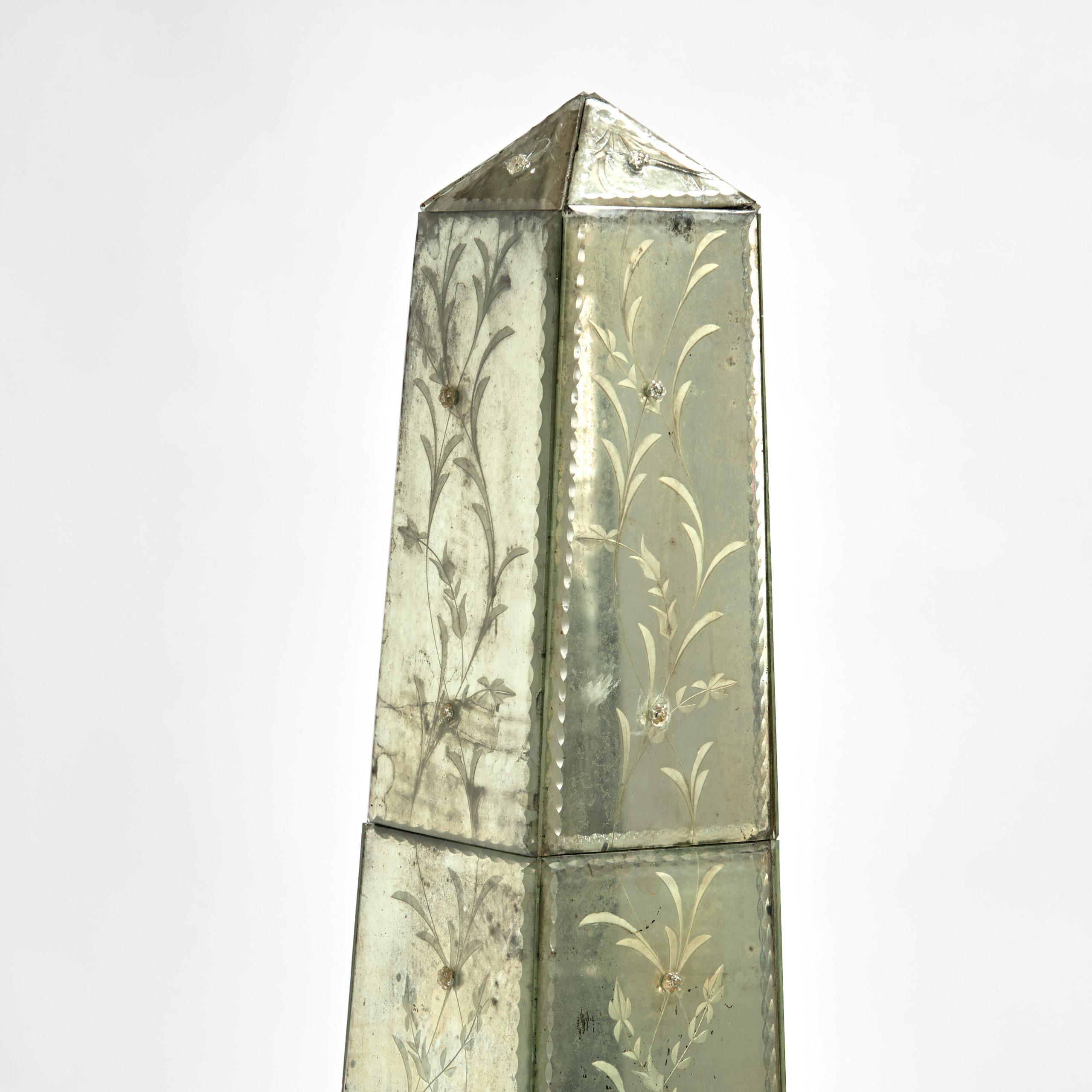 Paire d'obélisques italiens anciens en miroir - Sculpture de Unknown