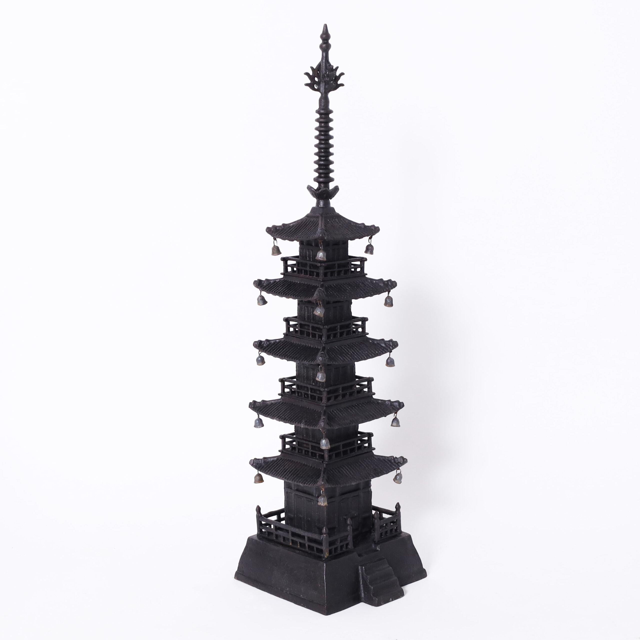 Paire de pagodes japonaises anciennes en fer - Géométrique abstrait Sculpture par Unknown