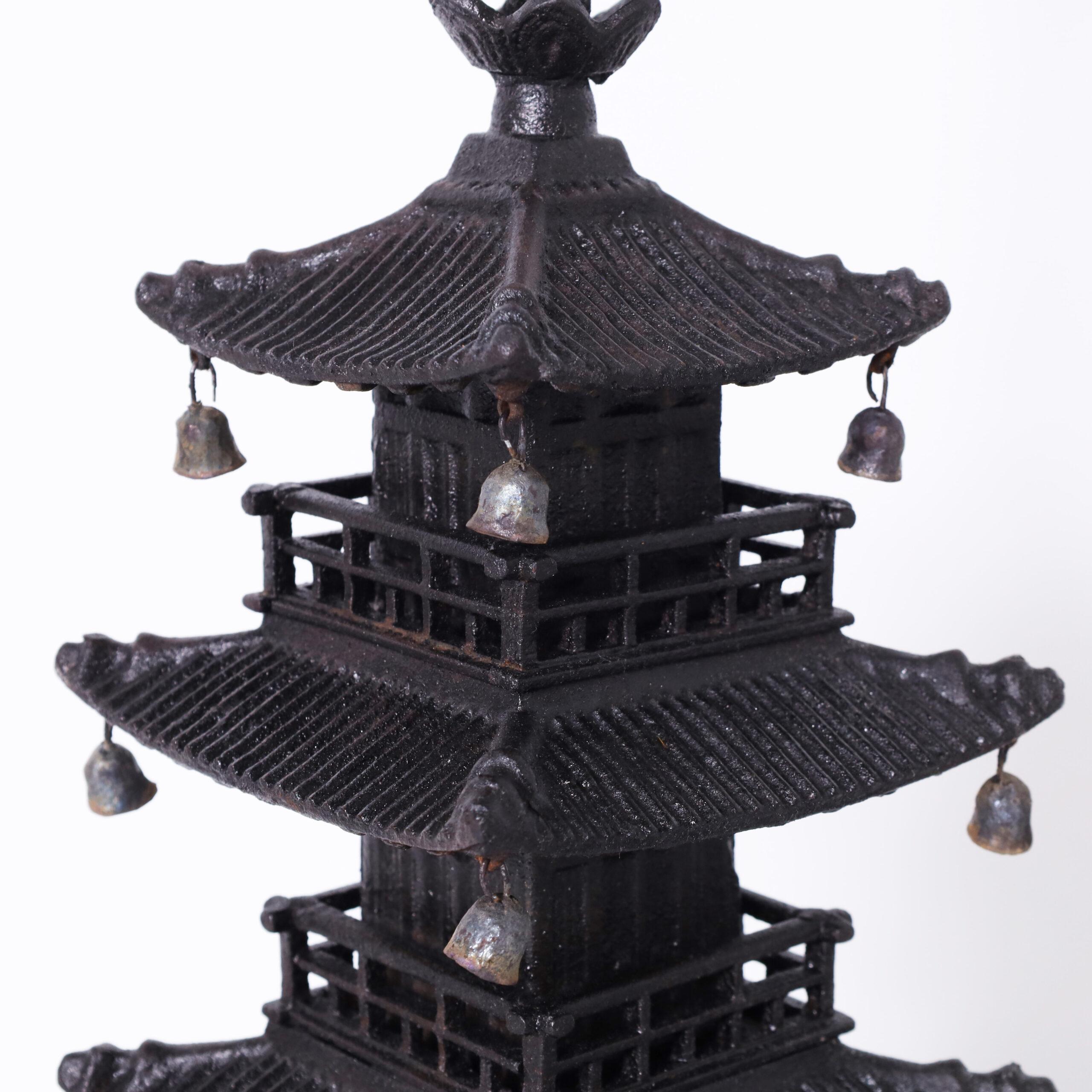 Enchanteresse paire de pagodes japonaises fabriquées en fer avec des épis de faîtage classiques ou sorin au sommet, sur cinq étages, avec des cloches suspendues et une entrée en bas.