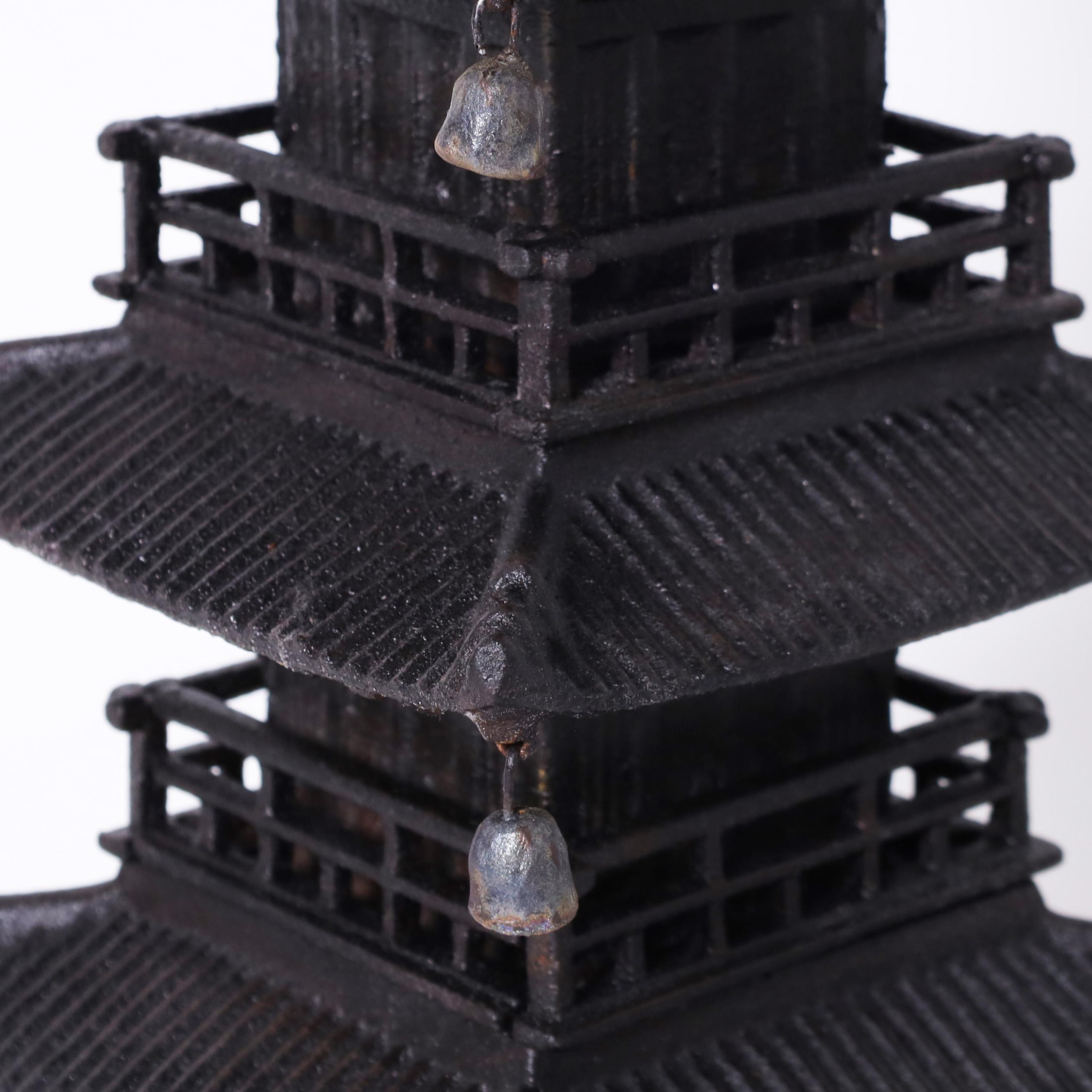 Paire de pagodes japonaises anciennes en fer en vente 1