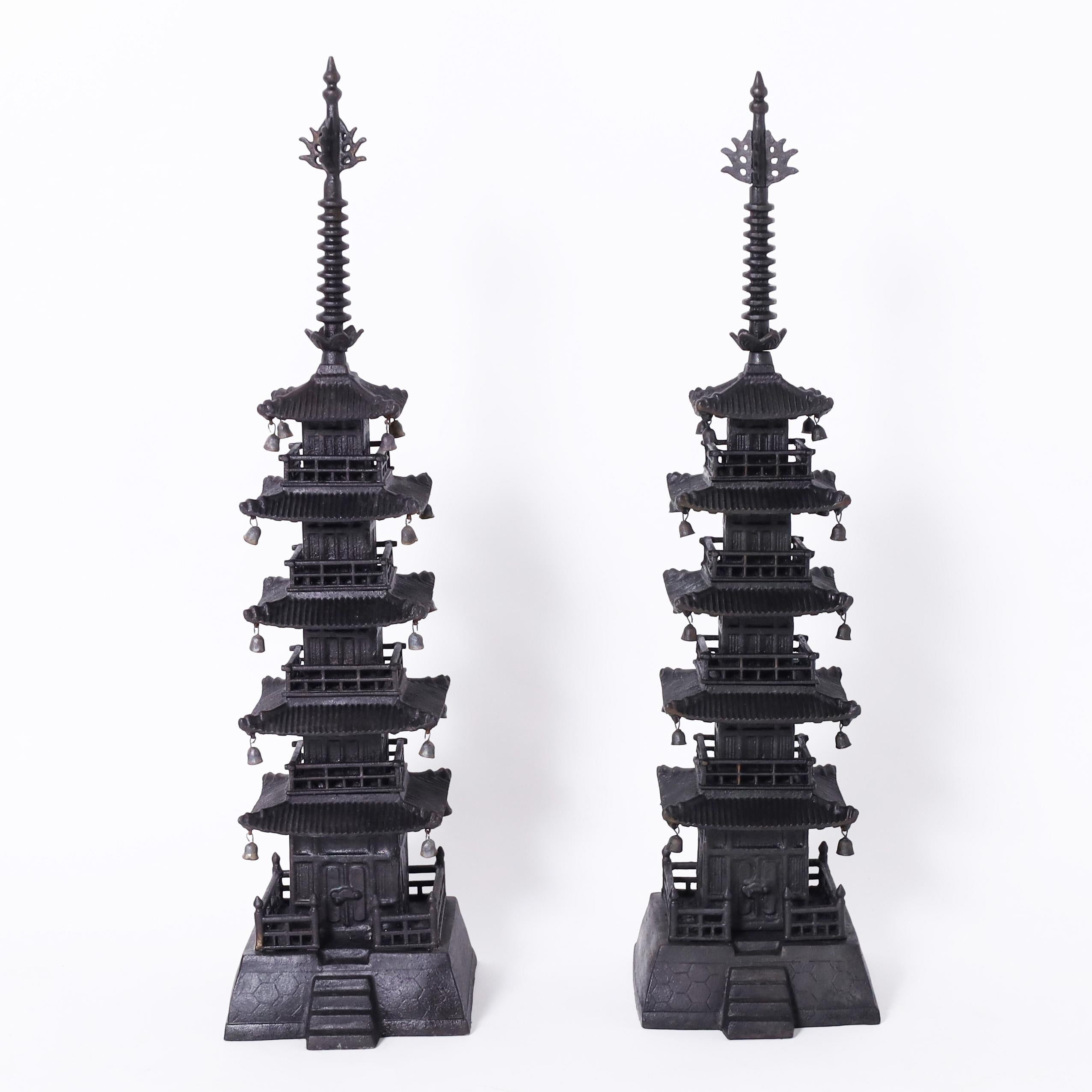 Abstract Sculpture Unknown - Paire de pagodes japonaises anciennes en fer