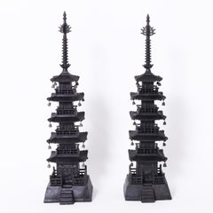 Paire de pagodes japonaises anciennes en fer