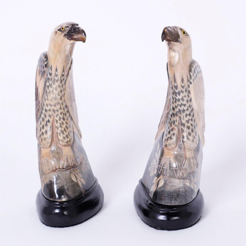 Ein Paar chinesische geschnitzte und bemalte Hornadler oder Falken mit einer verführerischen, stilisierten Interpretation dieser majestätischen Raubvögel.