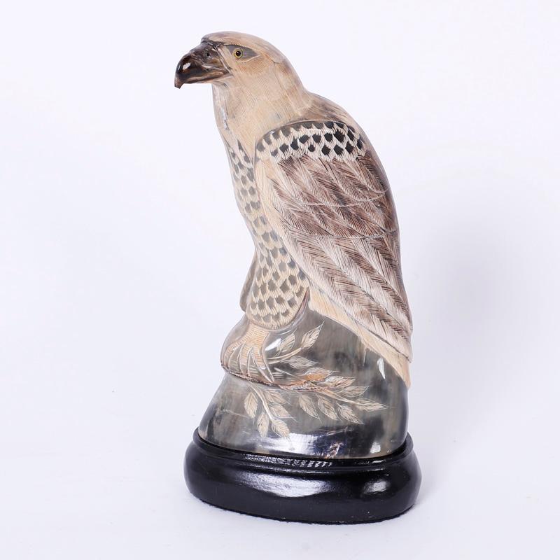 Paire de sculptures d'oiseaux en corne sculptées et peintes en vente 2