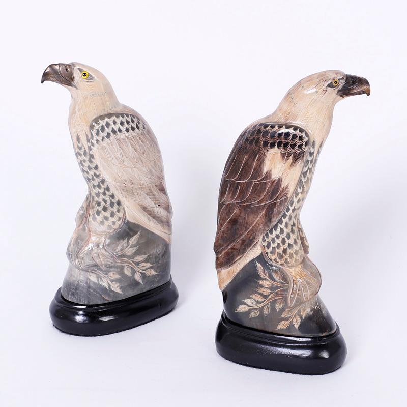 Paire de sculptures d'oiseaux en corne sculptées et peintes - Sculpture de Unknown
