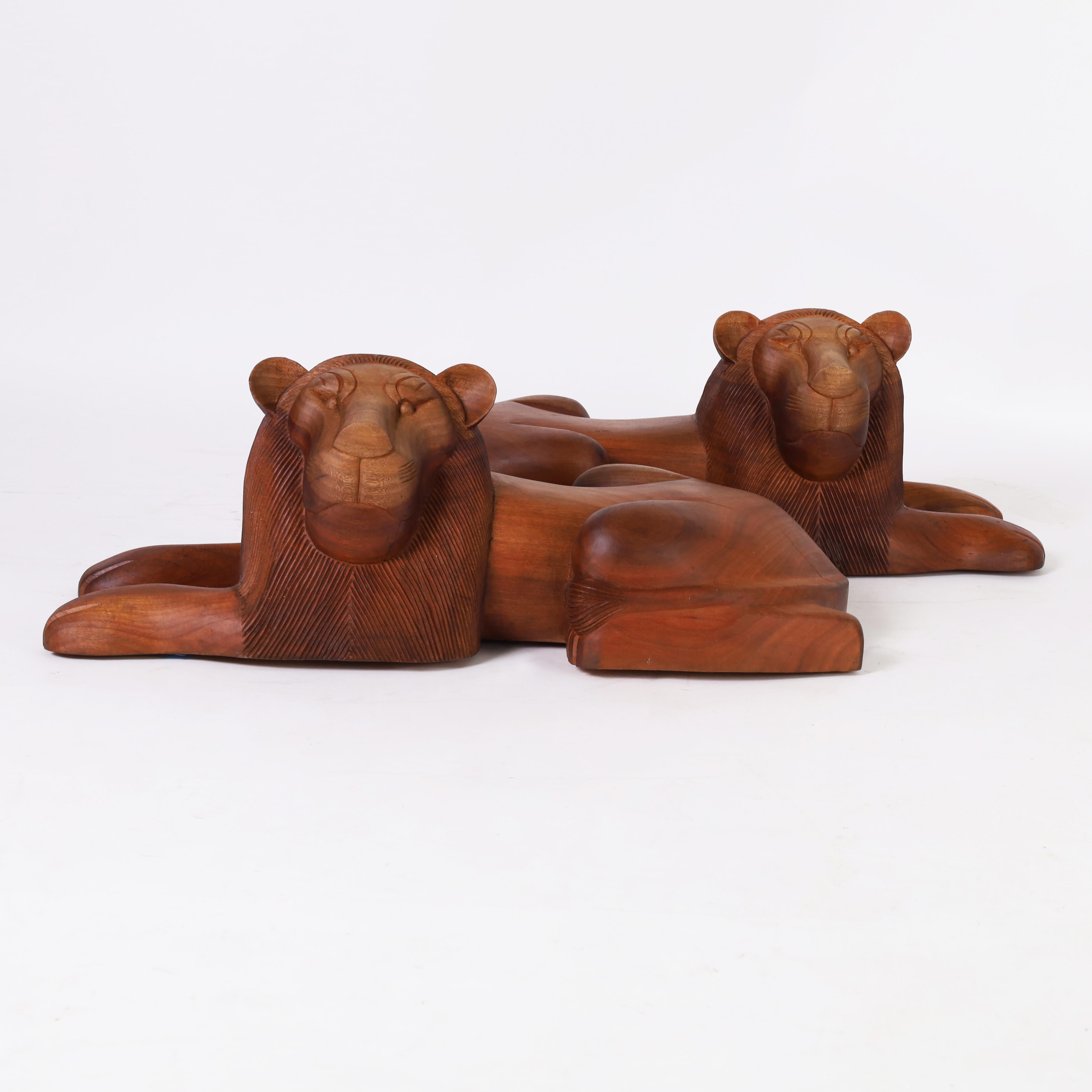 Paire de lions en bois sculpté de Minas Gerais - Sculpture de Unknown