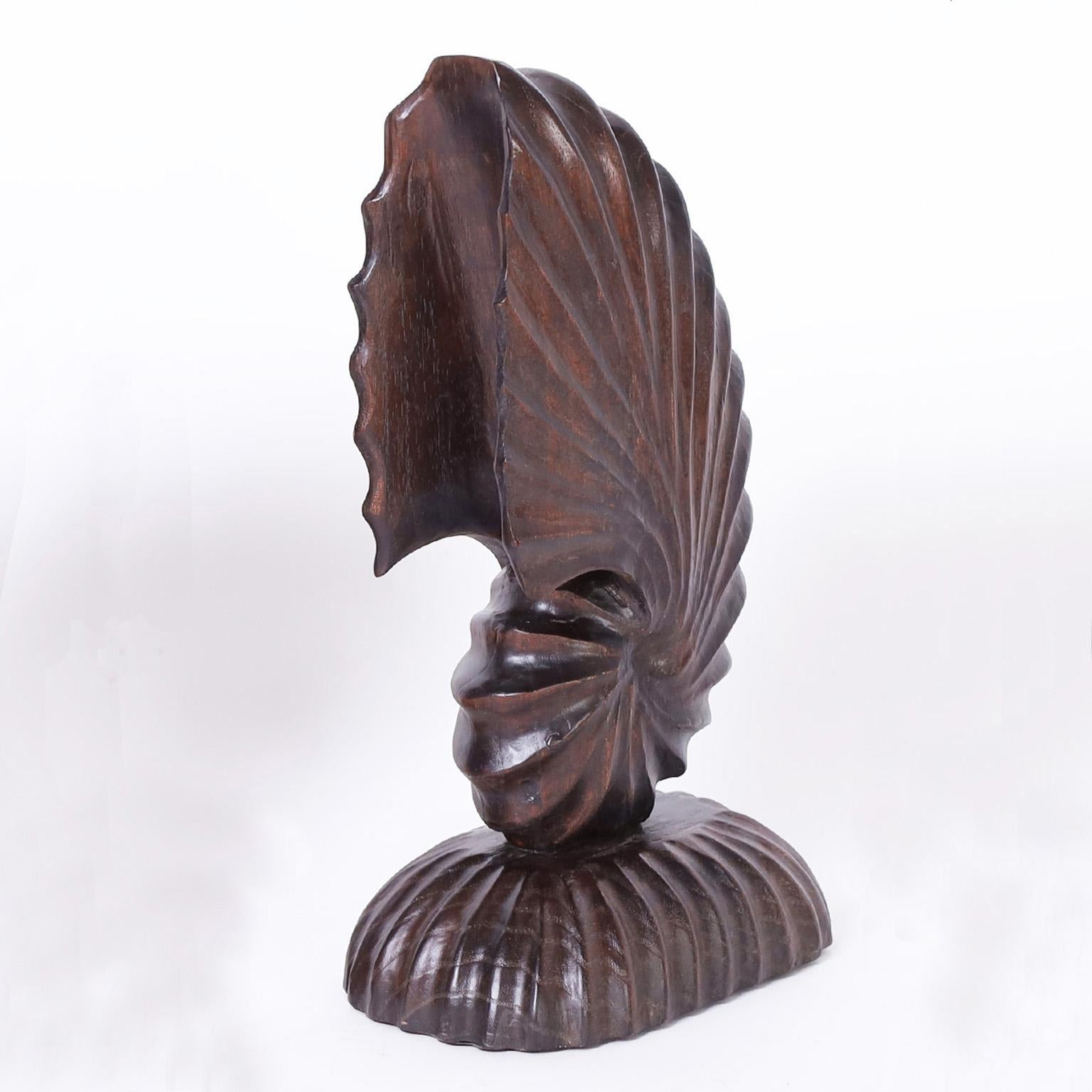 Coppia di conchiglie Nautilus in legno intagliato in vendita 2