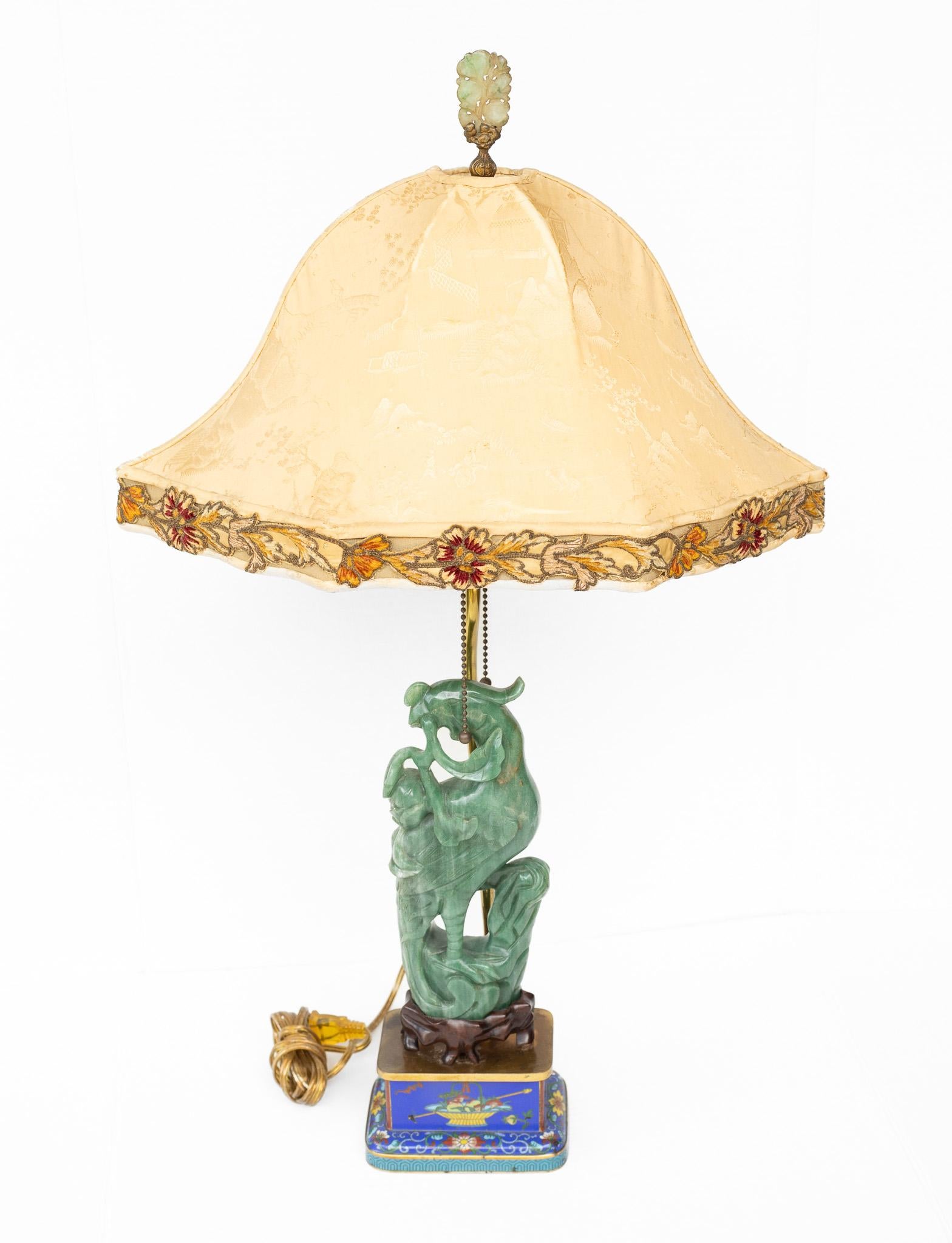 Paire de lampes chinoises avec Phoenix en aventurine sculptée, épis de faîtage en jade et cloisonné. - Sculpture de Unknown