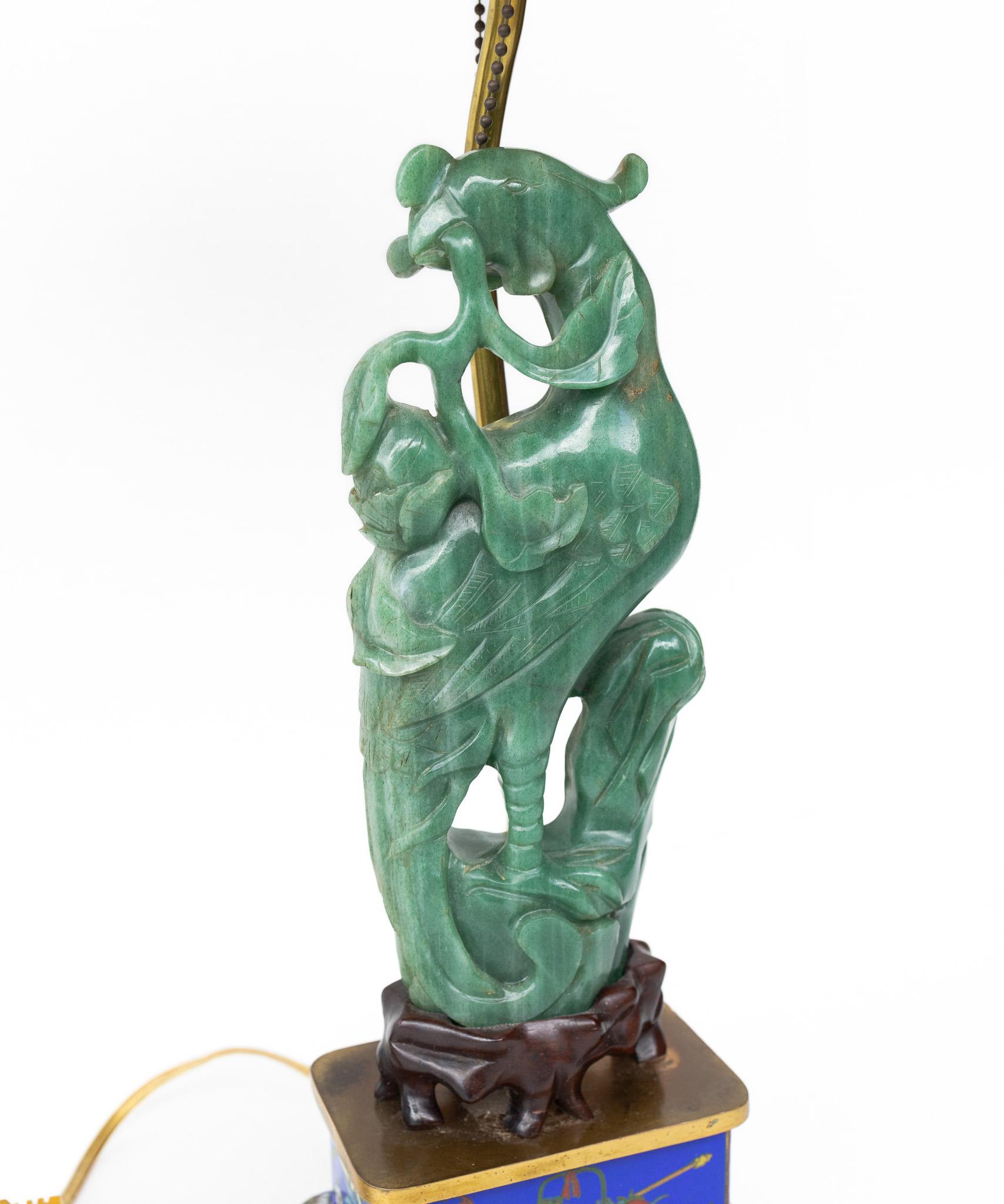 Paire de lampes chinoises avec Phoenix en aventurine sculptée, épis de faîtage en jade et cloisonné. - Beige Figurative Sculpture par Unknown