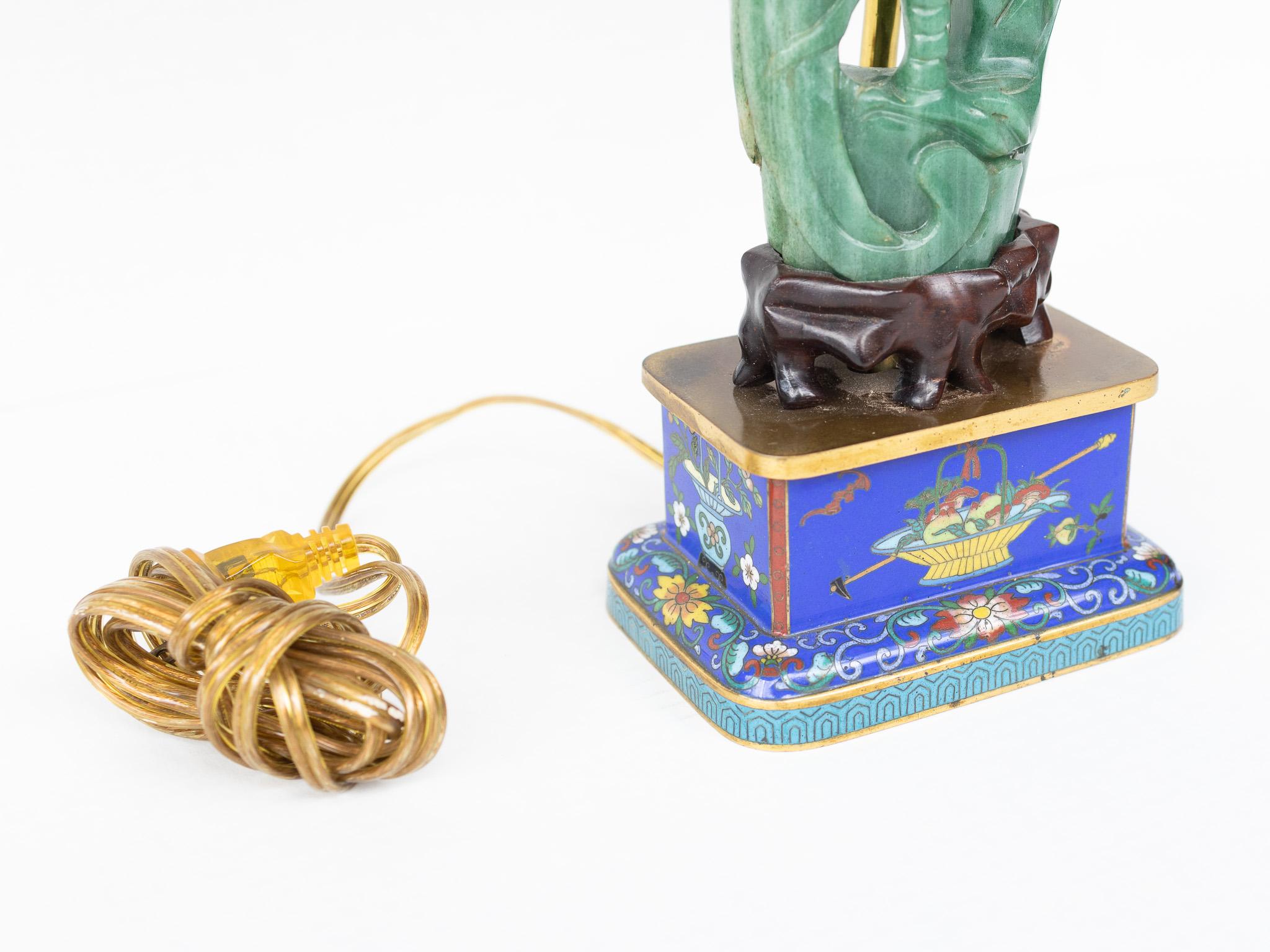 Cette magnifique et raffinée paire de lampes asiatiques est ornée de sculptures en pierre d'aventurine. La base bleue de la lampe, réalisée en cloisonné, présente des motifs floraux. Les abat-jour contiennent des images en soie de bâtiments et