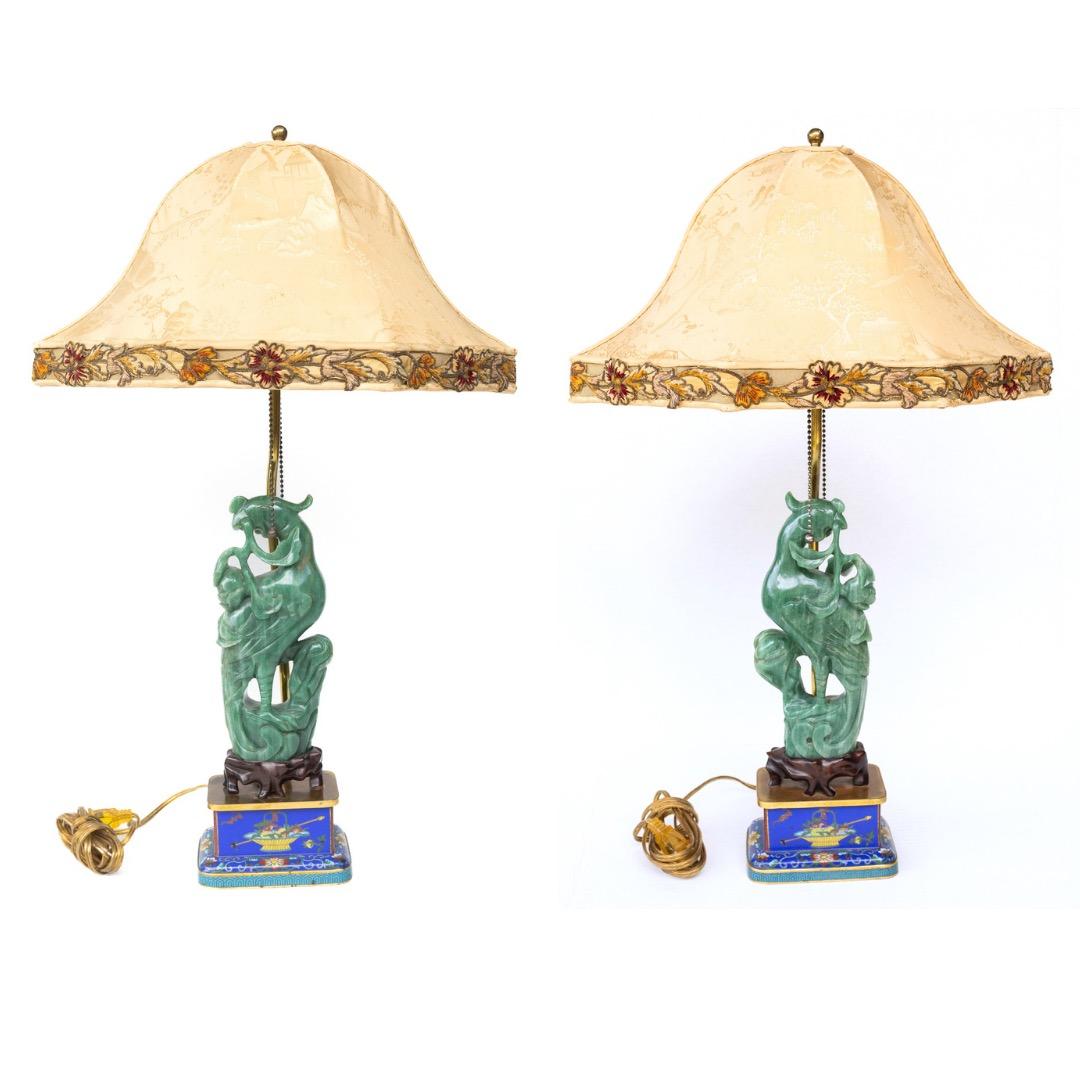 Figurative Sculpture Unknown - Paire de lampes chinoises avec Phoenix en aventurine sculptée, épis de faîtage en jade et cloisonné.