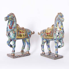Paire de sculptures de chevaux cloisonnées de style Tang