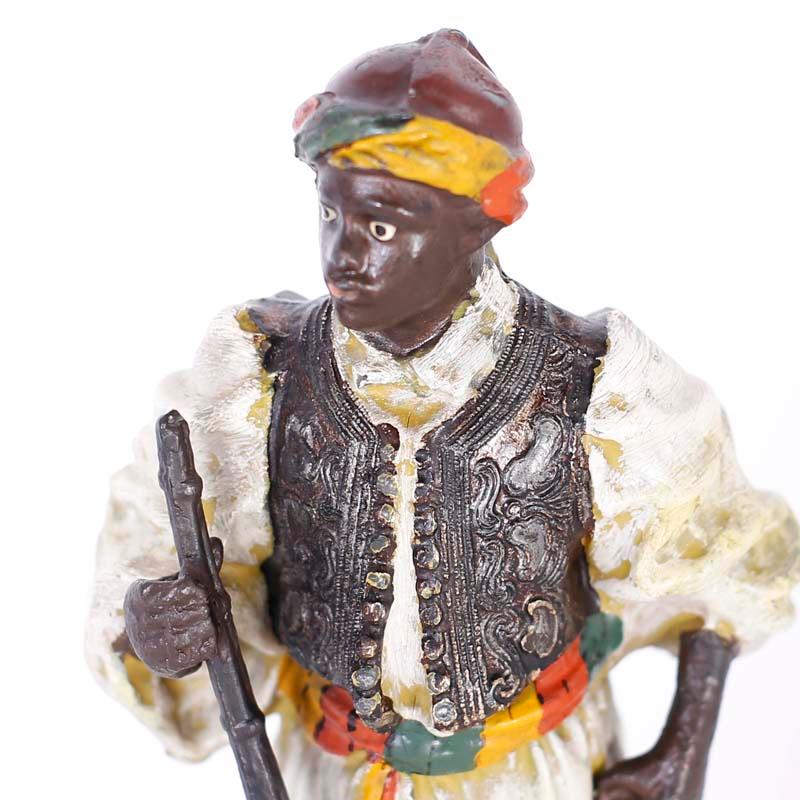 Paire de figurines orientalistes peintes à froid - Gris Figurative Sculpture par Unknown