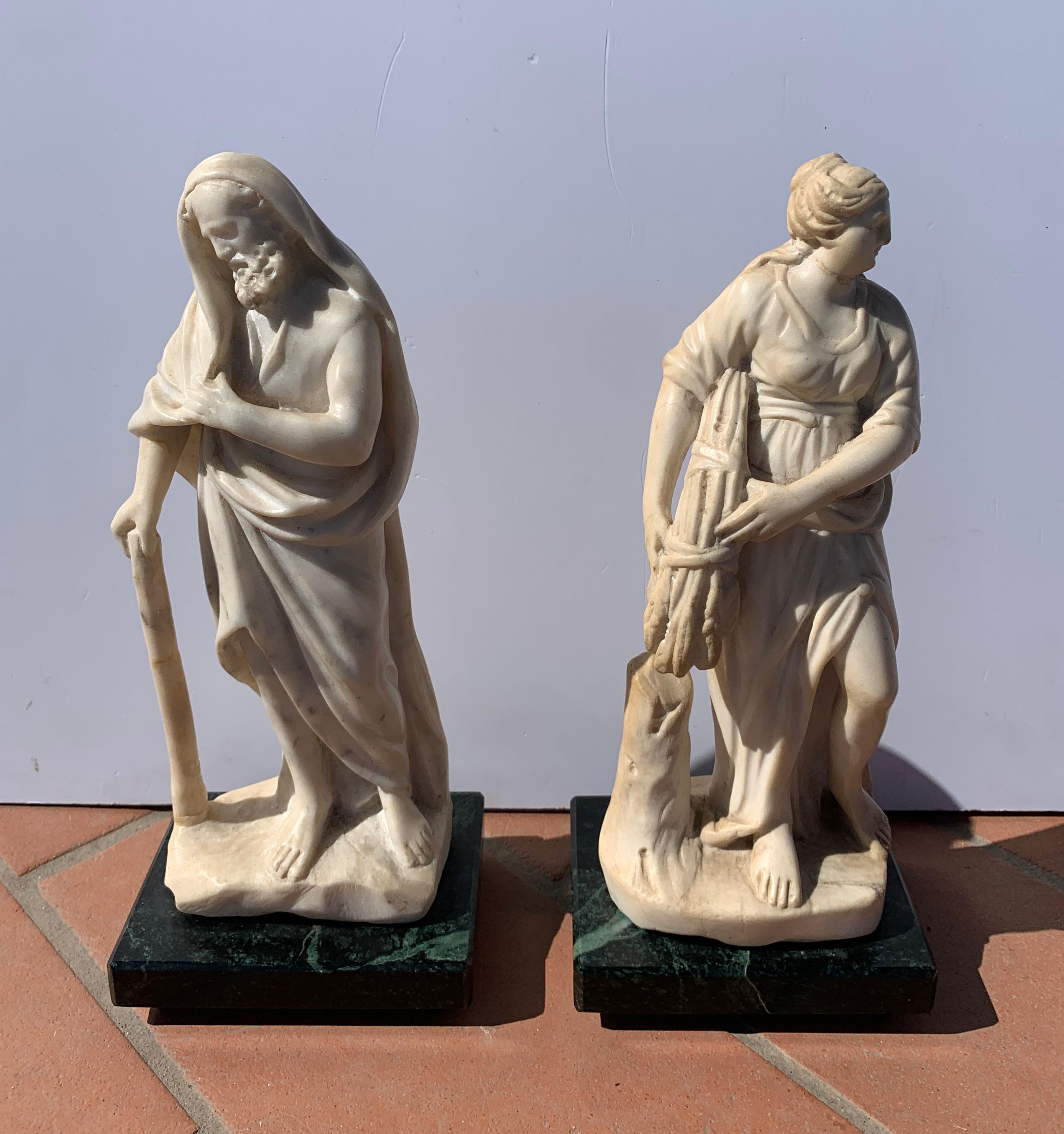 Paar Barock-Marmorskulpturen des frühen 16. Jahrhunderts - Allegorische Sommer-Winter (Beige), Figurative Sculpture, von Unknown