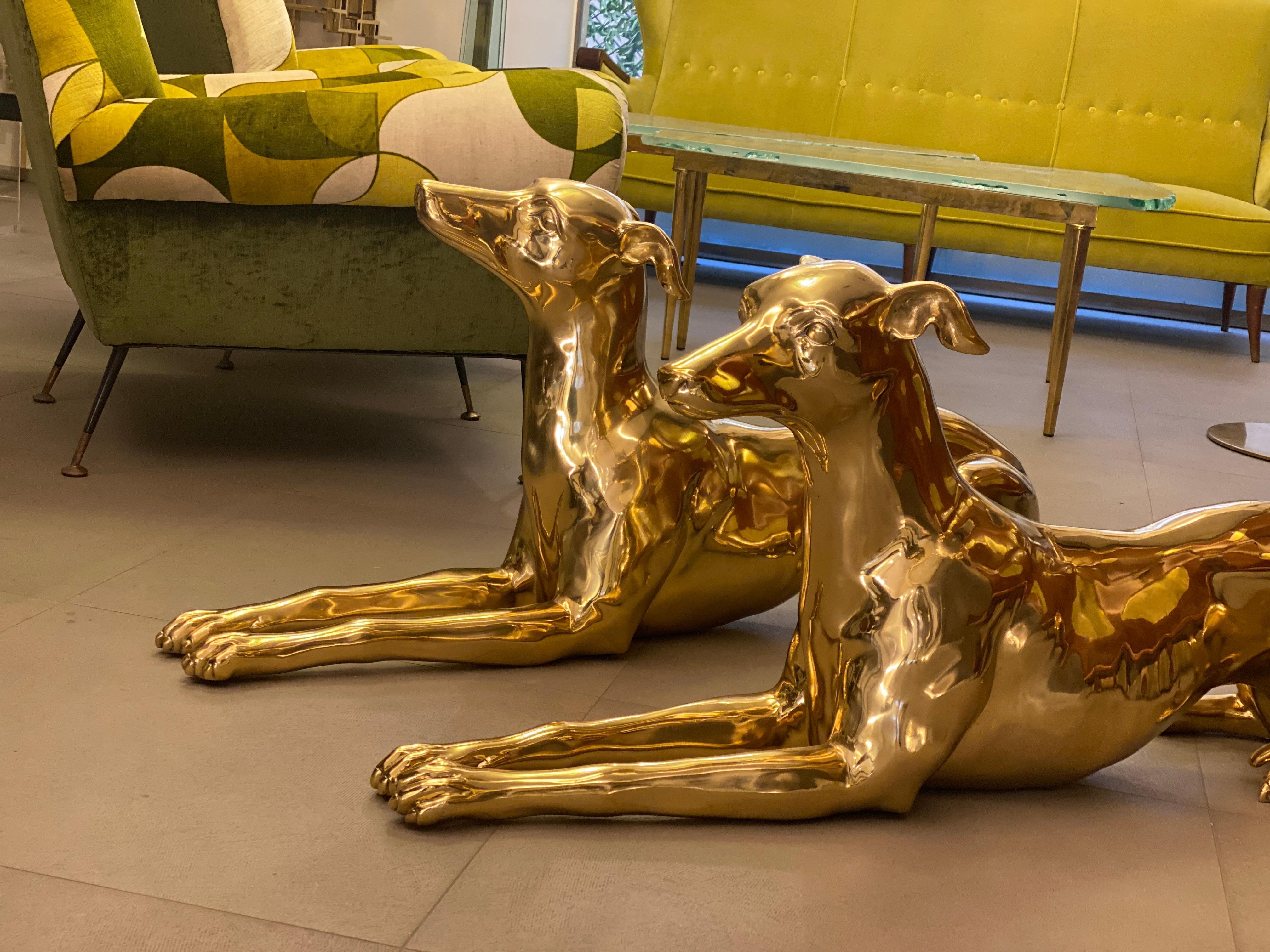 Paire de sculptures élégantes en laiton représentant des chiens de chasse en vente 3