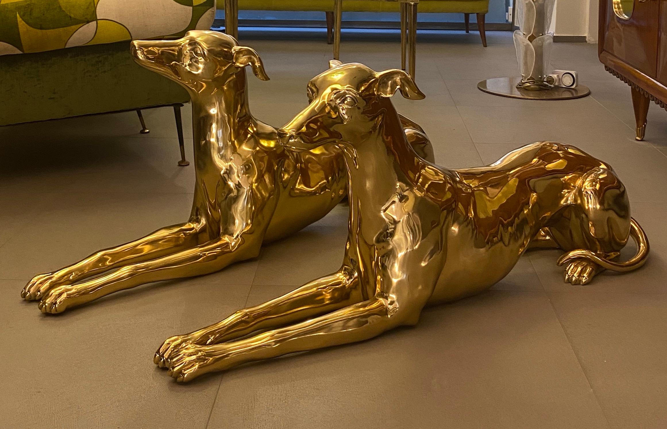 Paire de sculptures élégantes en laiton représentant des chiens de chasse - Sculpture de Unknown
