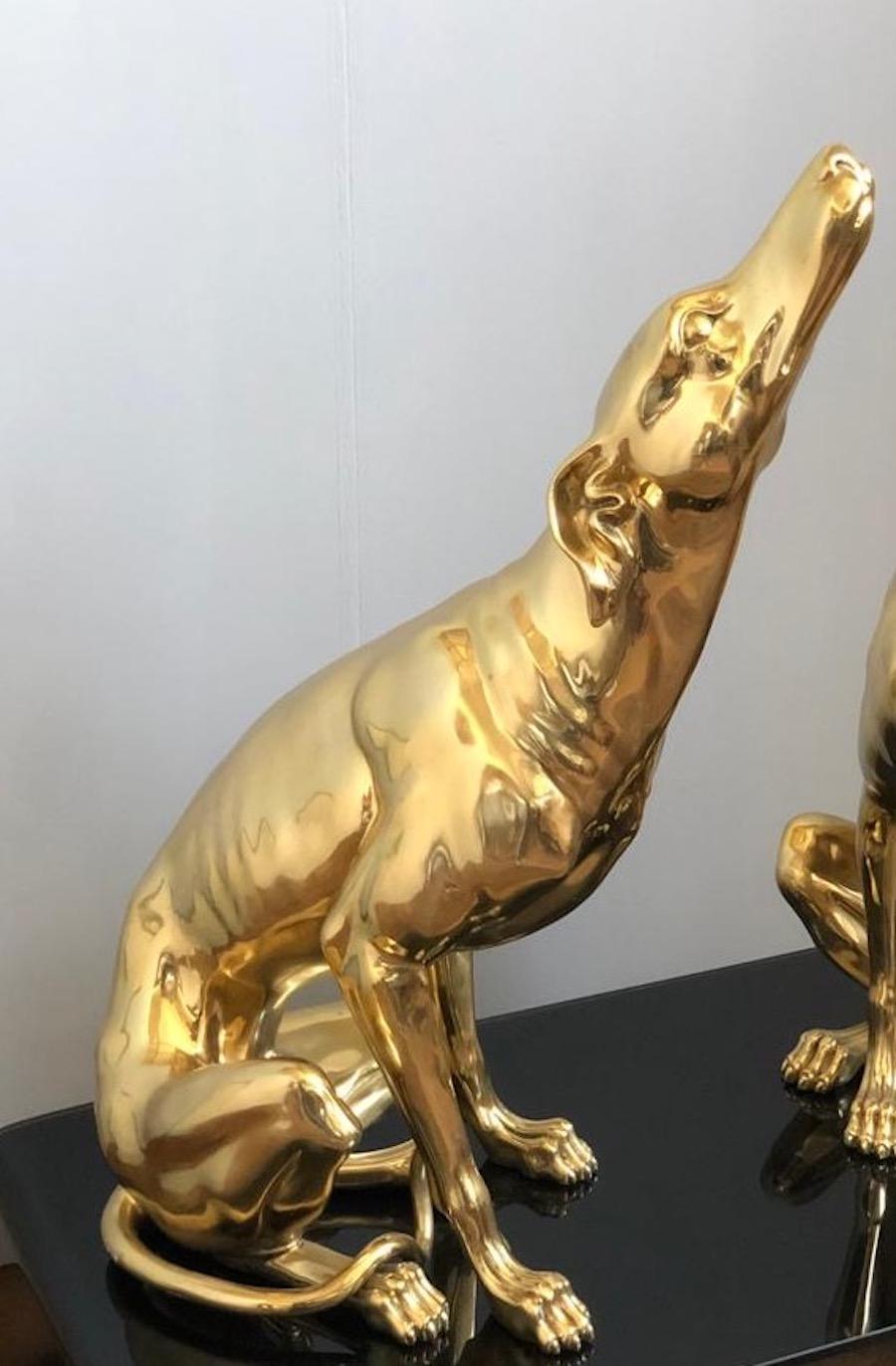 Belle paire de sculptures de chiens en bronze doré. L'article conviendra parfaitement à un environnement intérieur ou extérieur.