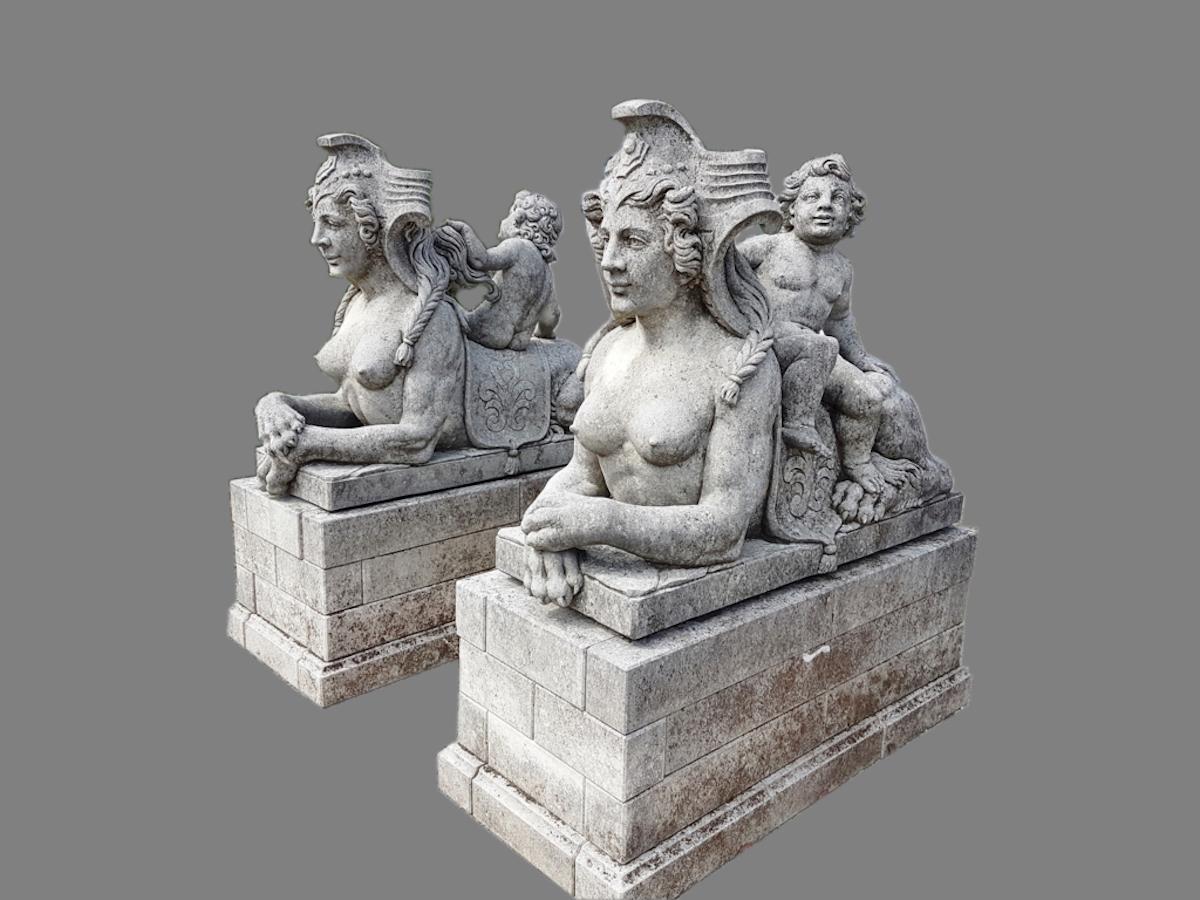 Ein Paar außergewöhnliche italienische Sphinx- Kalksteinstatuen aus Kalkstein – Sculpture von Unknown