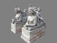 Pareja de excepcionales estatuas italianas de esfinge de piedra caliza