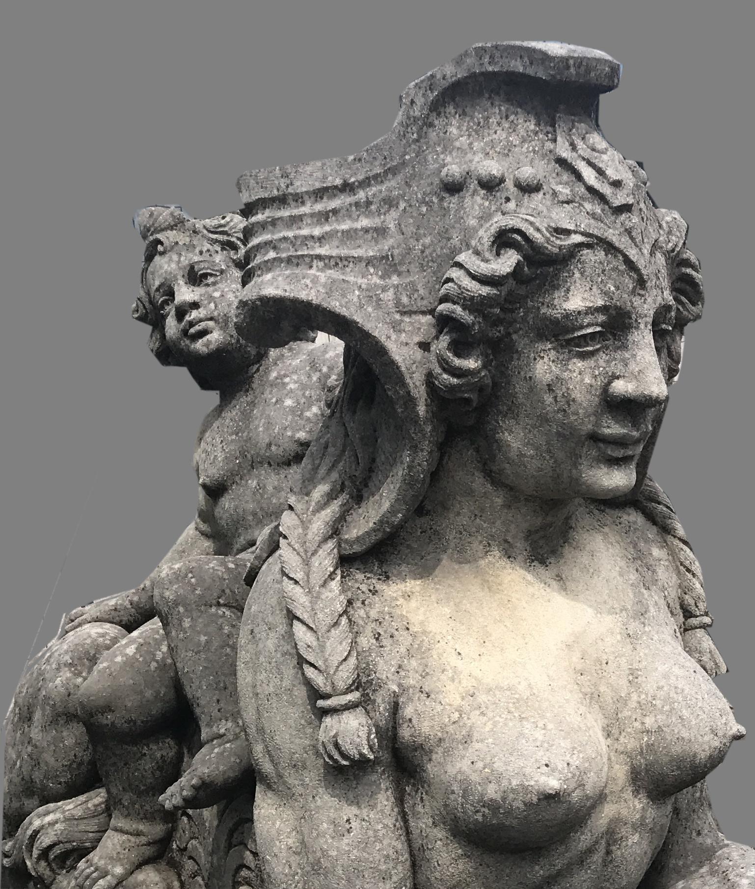 Paire d'exceptionnelles statues italiennes de sphinx en pierre calcaire - Baroque Sculpture par Unknown