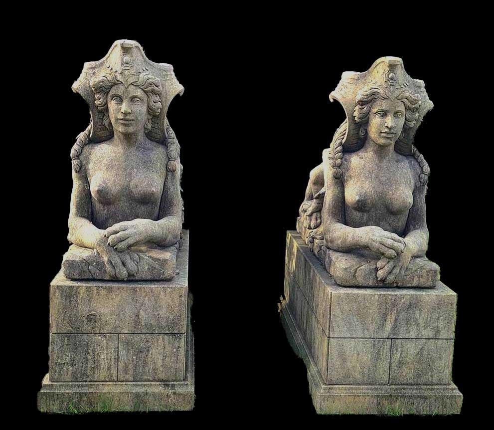 Paire d'exceptionnelles statues italiennes de sphinx en pierre calcaire - Noir Figurative Sculpture par Unknown