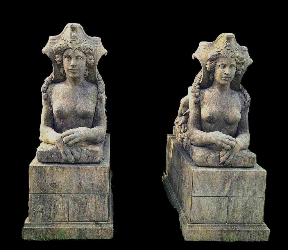Pareja de excepcionales estatuas italianas de esfinge de piedra caliza - Nude Sculpture Negro de Unknown
