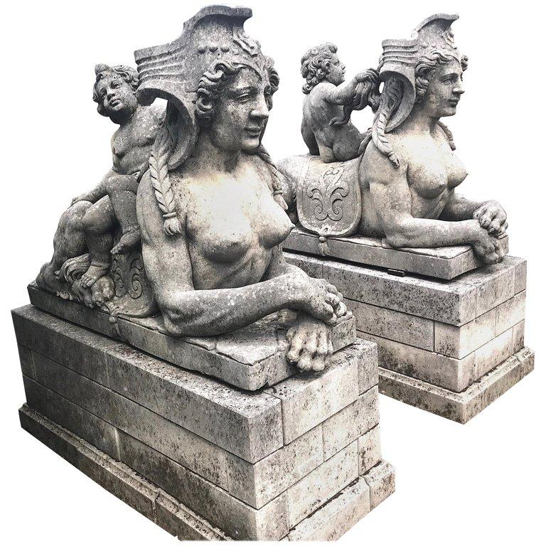 Conçue comme gardienne d'entrée, cette paire de statues mythiques de sphinx présente la tête et la poitrine d'une femme néoclassique et le corps d'un lion couché sur une base rectangulaire en pierre. Très bon état avec une patine gris clair due à