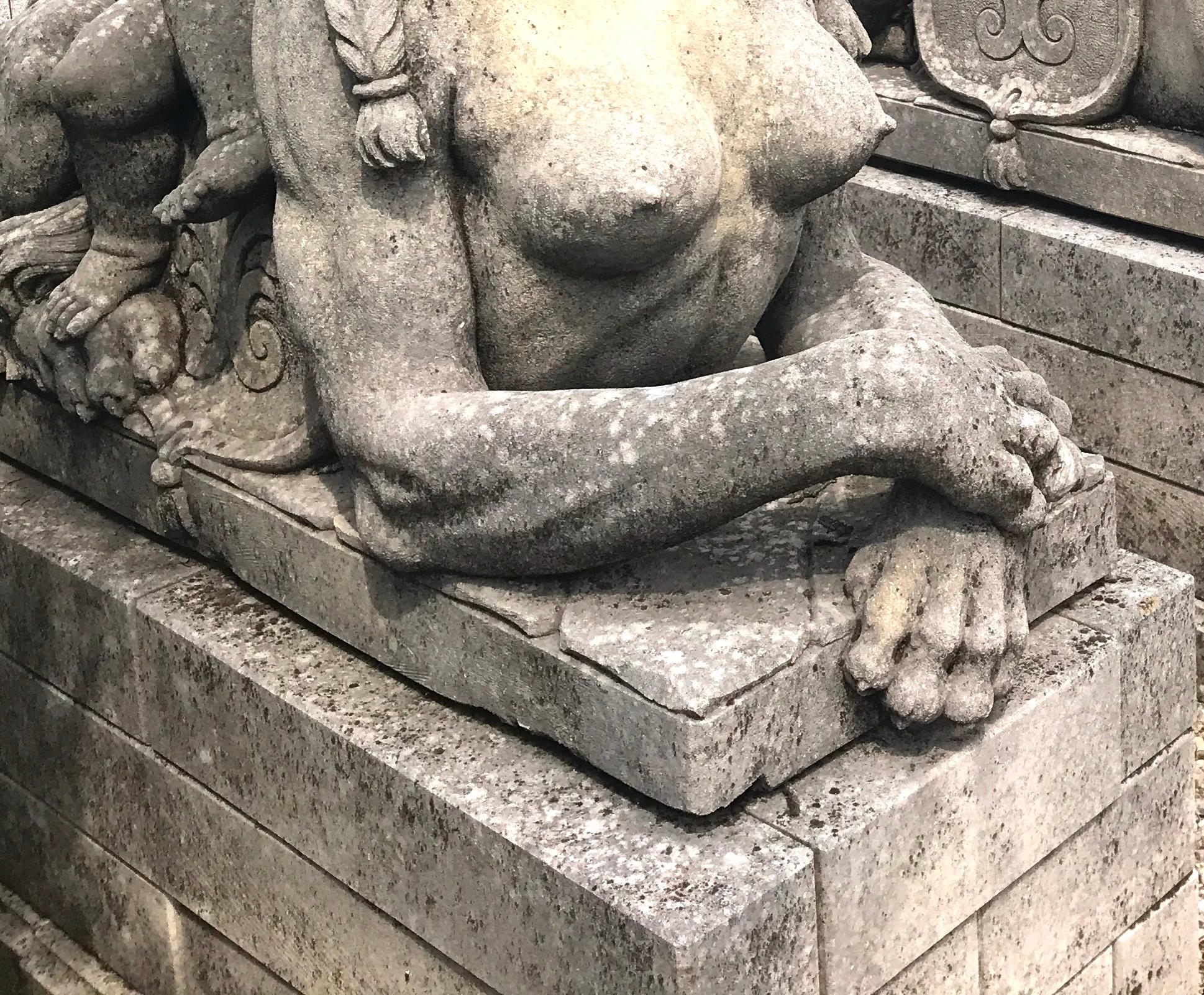 Pareja de excepcionales estatuas italianas de esfinge de piedra caliza en venta 2