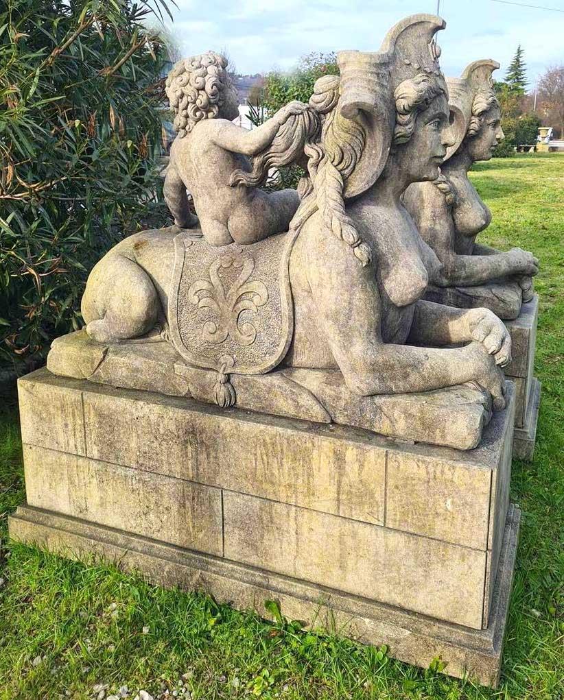 Paire d'exceptionnelles statues italiennes de sphinx en pierre calcaire en vente 3