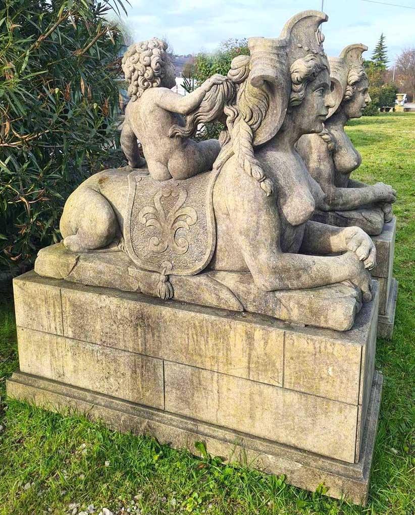 Pareja de excepcionales estatuas italianas de esfinge de piedra caliza en venta 3