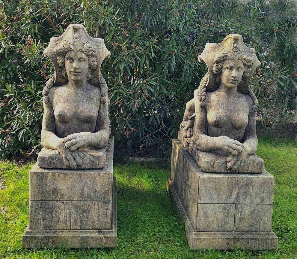 Pareja de excepcionales estatuas italianas de esfinge de piedra caliza en venta 4