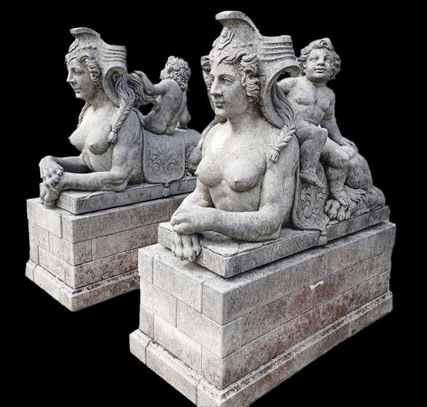 Pareja de excepcionales estatuas italianas de esfinge de piedra caliza