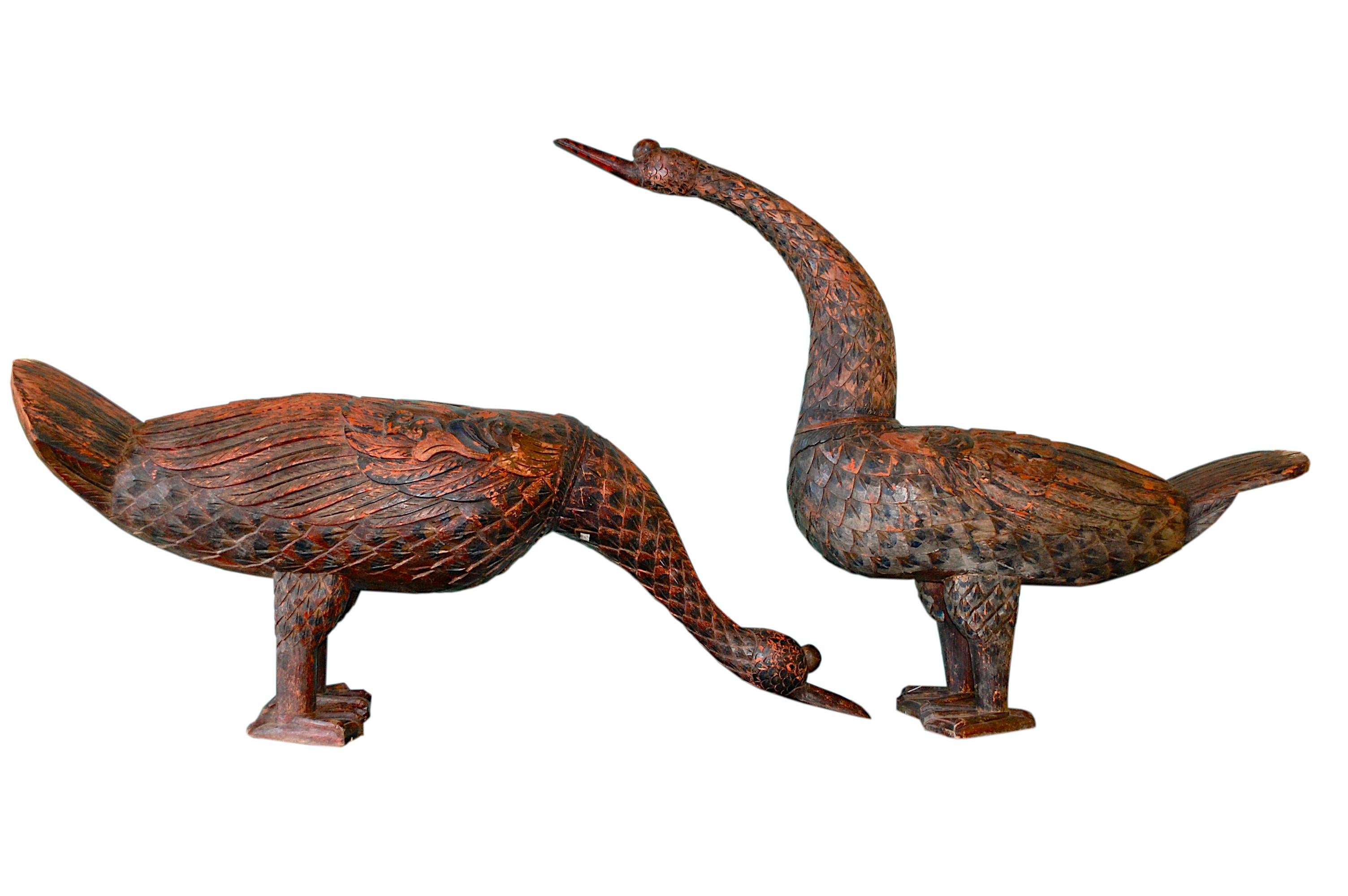 Paar antike polychrome Gänseblümchen-Skulpturen aus Holz im Angebot 3
