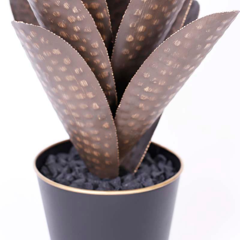 Coppia di piante di agave finte realizzate in ottone con una patina artificiosa e bordi seghettati, inserite in fioriere di metallo con rocce nere finte.