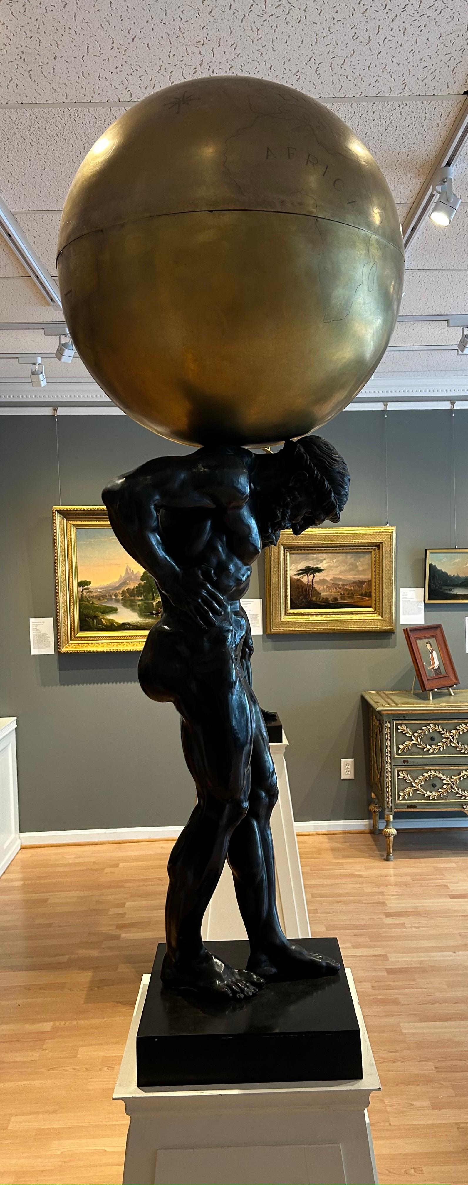 Cette paire de sculptures en bronze d'Atlas avec globe et sphère armillaire est d'une grande qualité de fonte. Des paires ont été vendues pour plus de 700 000 euros. Leur état est excellent pour l'âge et présente de très légères imperfections. Les