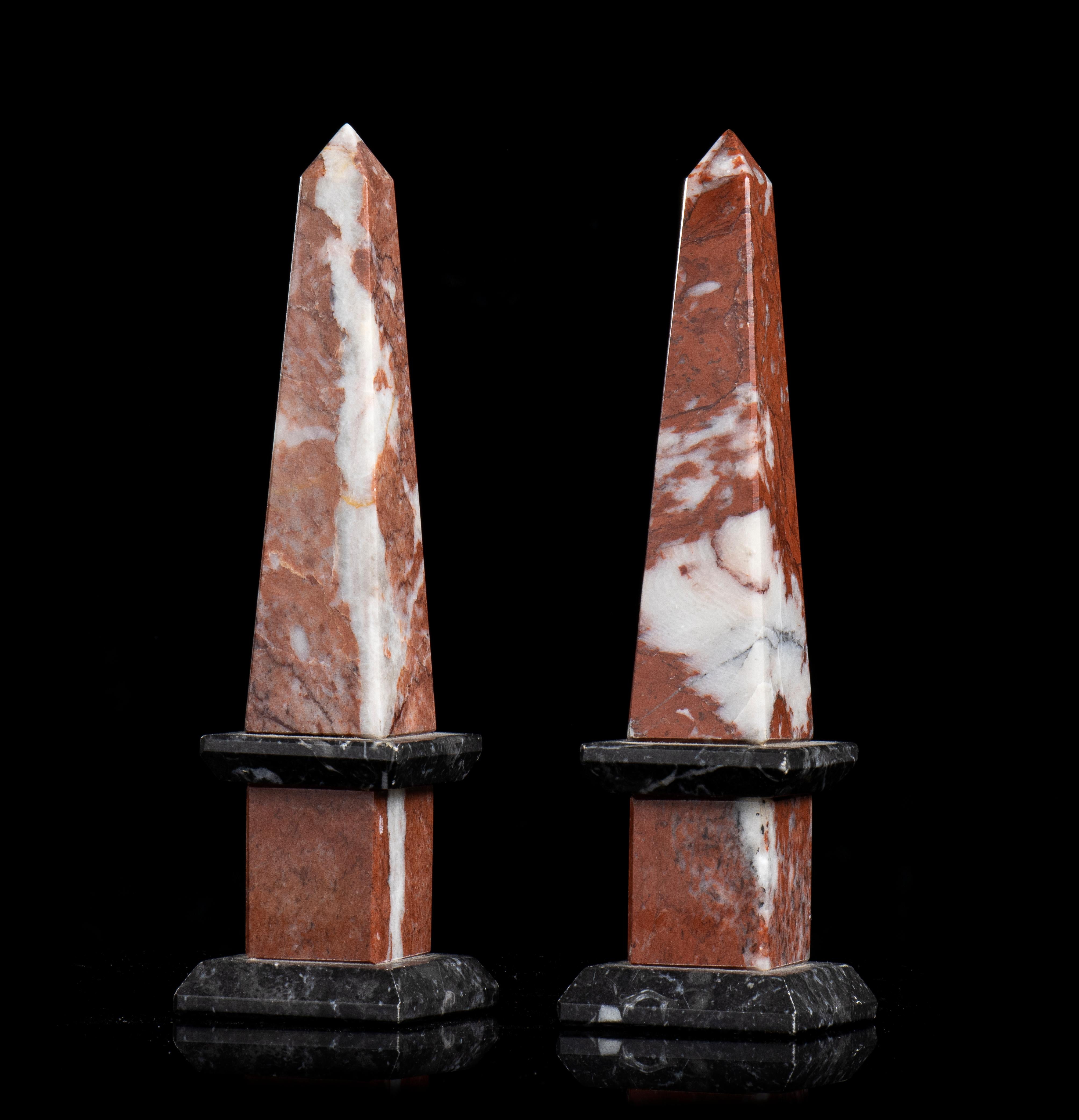 Pareja De Obeliscos Grand Tour Siglo XX Escultura De Mármol Rojo Y Negro Italia - Sculpture Otro estilo de arte de Unknown