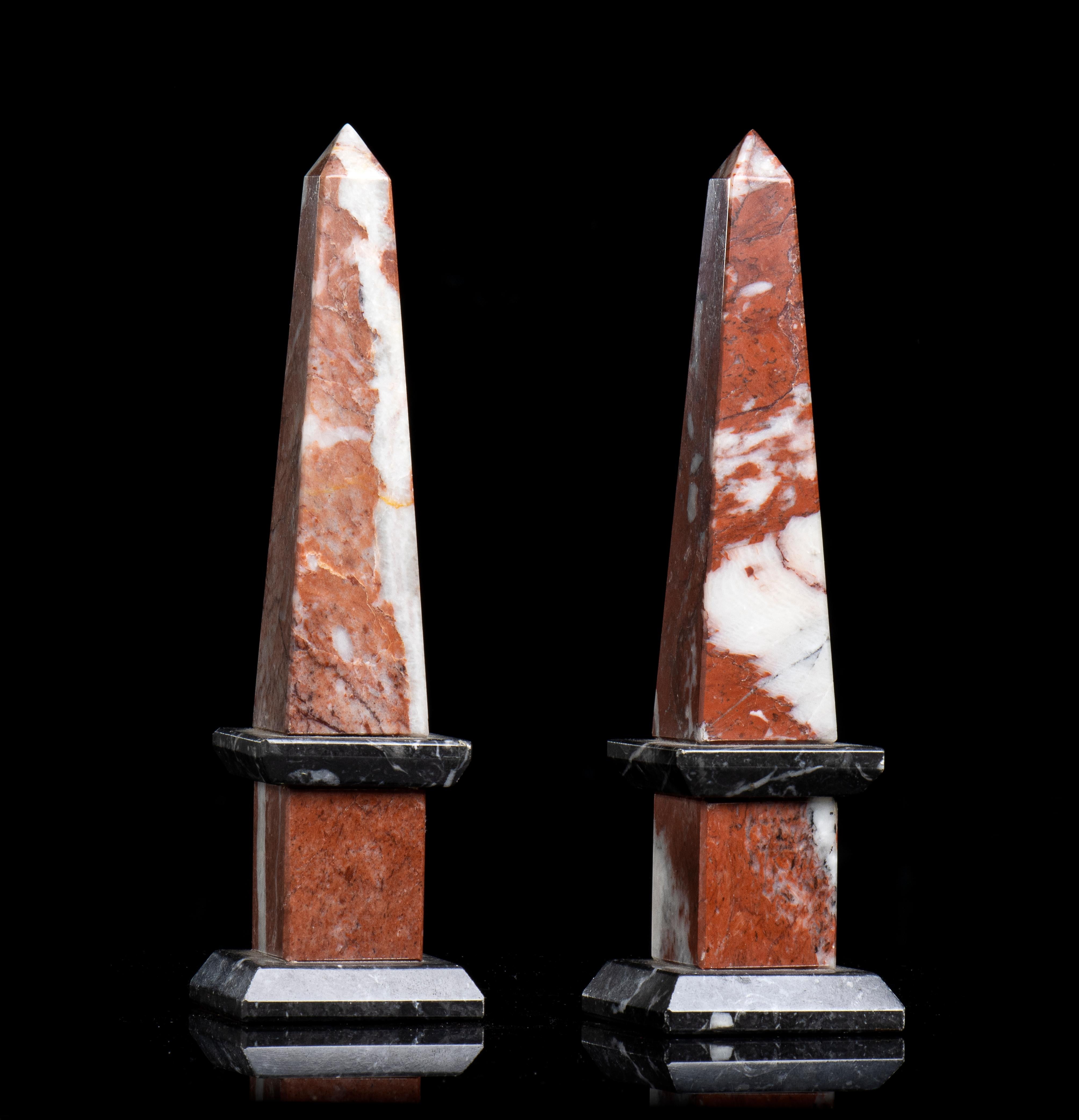 una muy interesante y bella pareja de obeliscos tallados en un cálido y precioso mármol rojo el Rojo Francia Languedoc Incarnat, utilizado para importantes y uincas decoraciones en el Palacio de Versalles y sitios más notables; los obeliscos