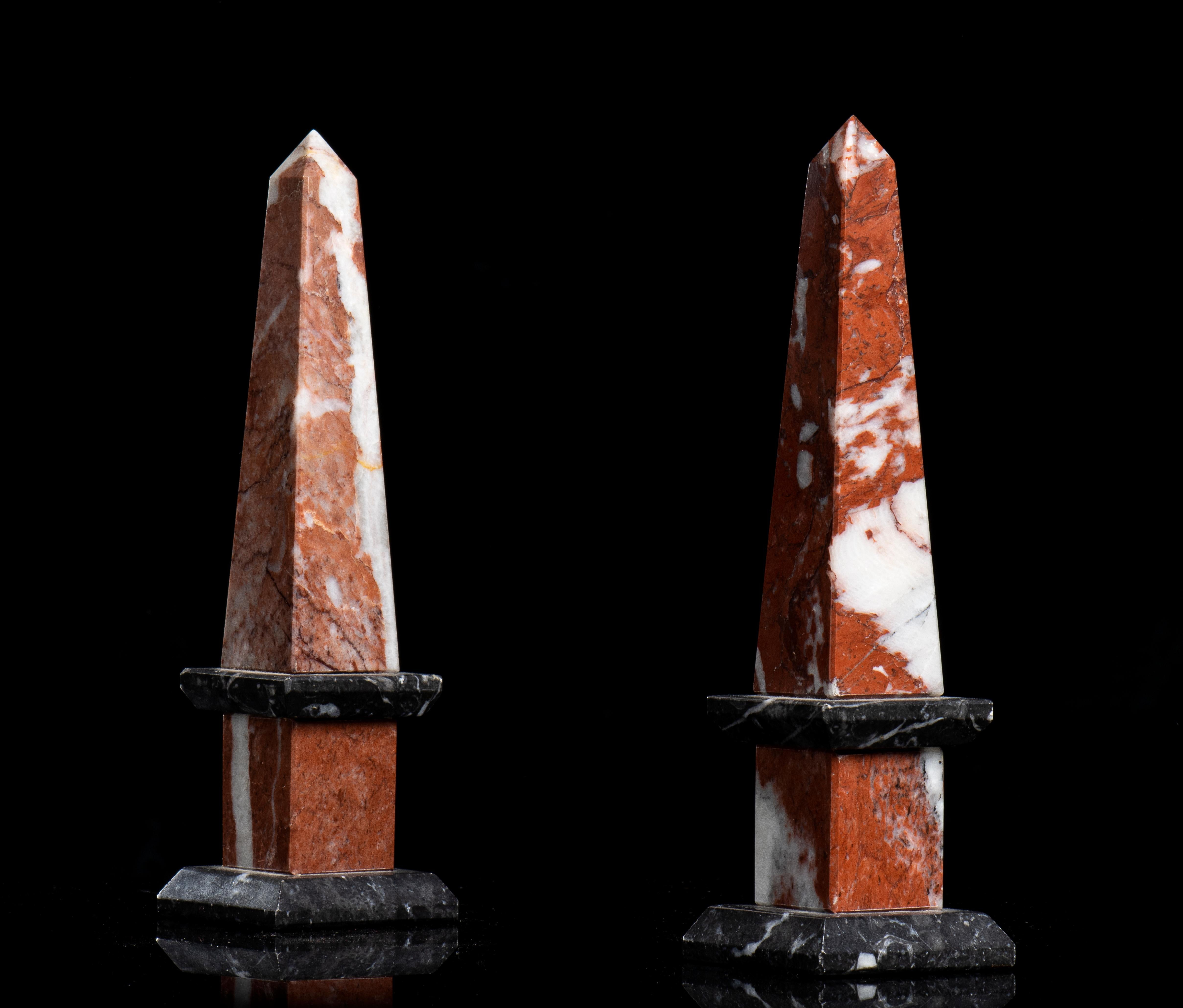 Pareja De Obeliscos Grand Tour Siglo XX Escultura De Mármol Rojo Y Negro Italia 1