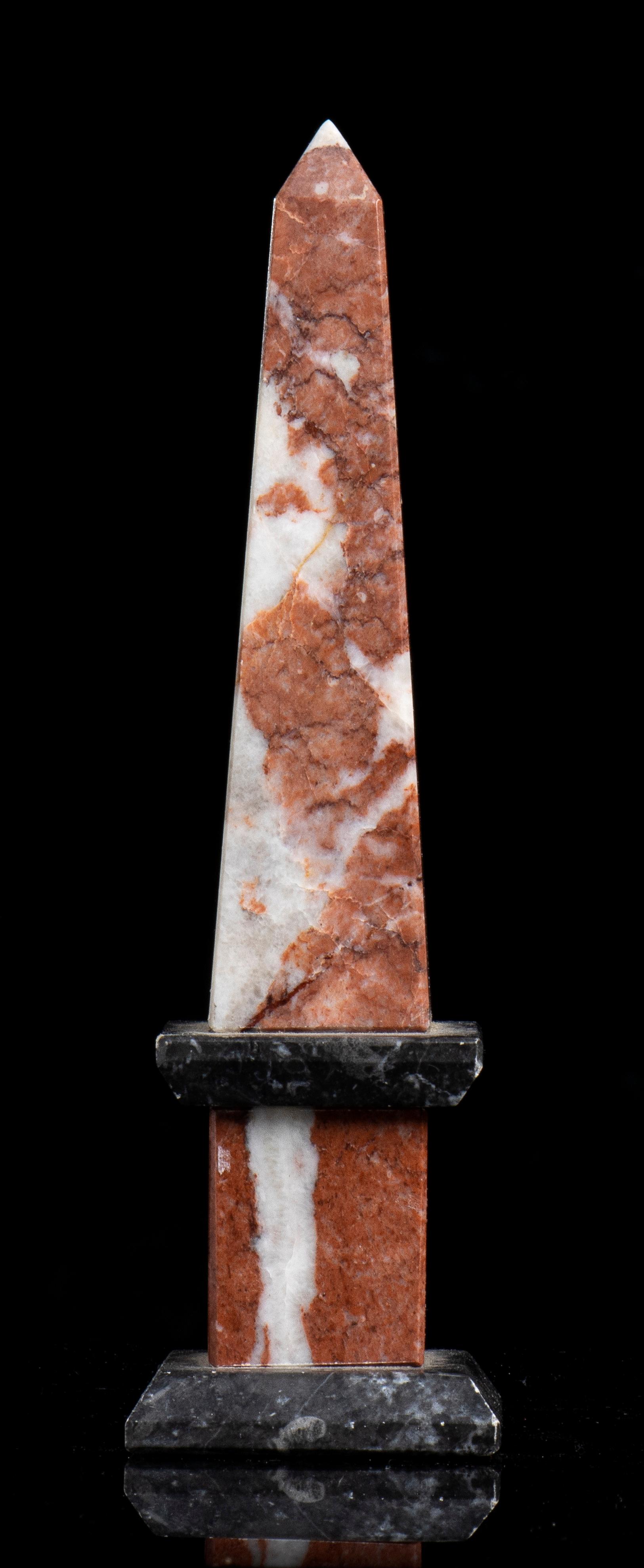 Pareja De Obeliscos Grand Tour Siglo XX Escultura De Mármol Rojo Y Negro Italia 2