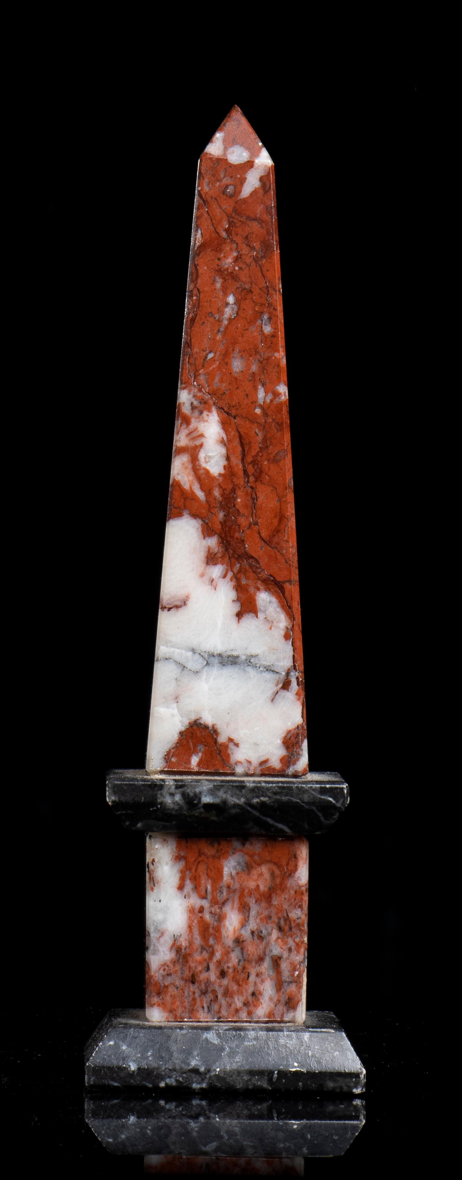 Pareja De Obeliscos Grand Tour Siglo XX Escultura De Mármol Rojo Y Negro Italia 3