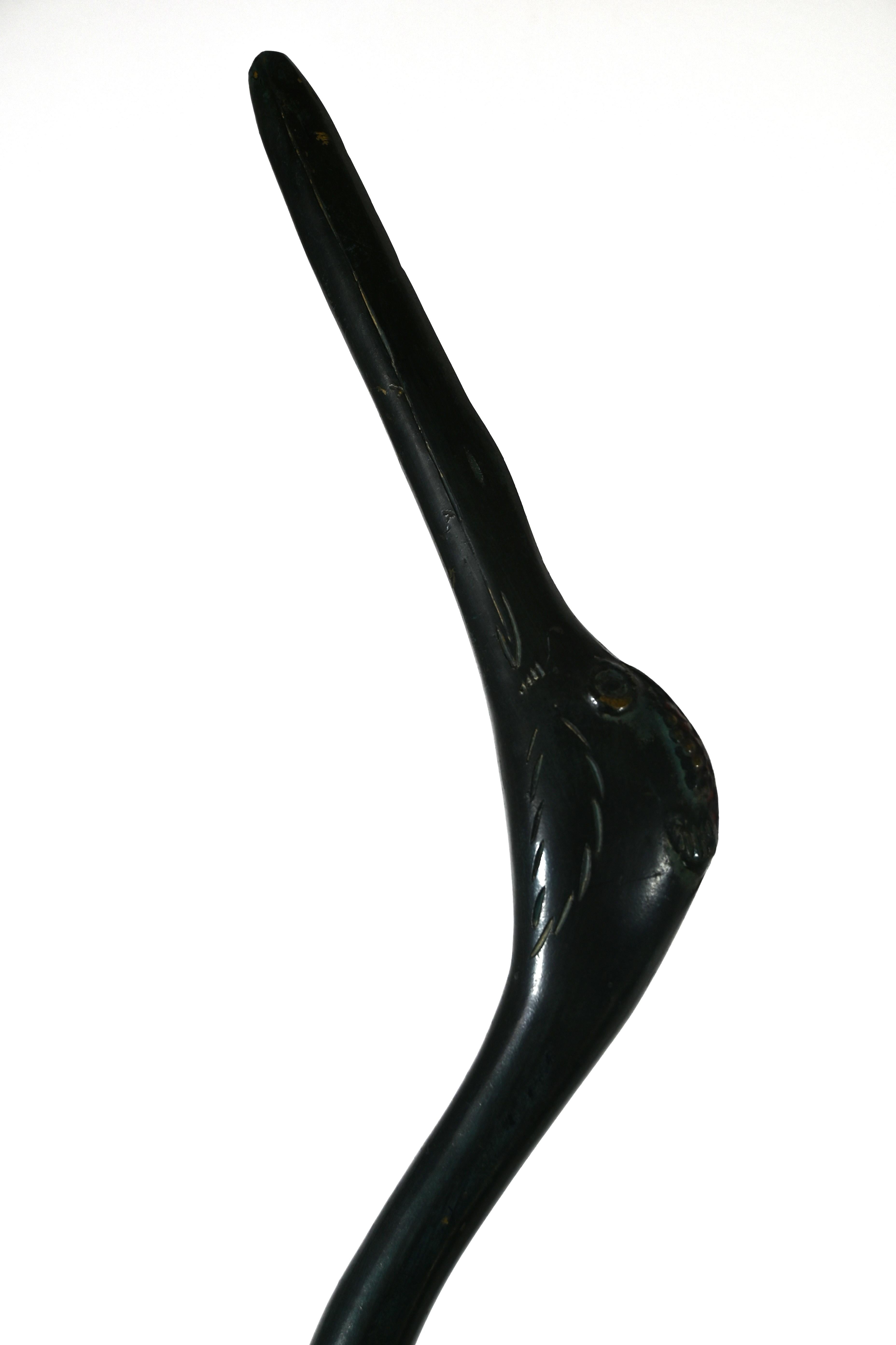 Las Garzas, pareja de sujetos de bronce cincelado, el cuerpo con pátina verde y la cabeza con pátina morada, años 1960-1970. Las dos garzas o cigüeñas se presentan en actitudes diferentes: una levanta su largo cuello hacia arriba, mientras que la