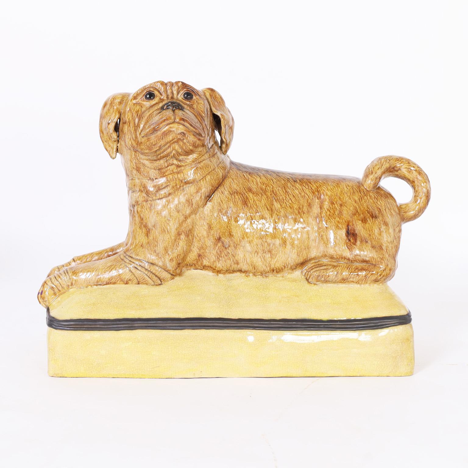 Paire de sculptures de chiens ou de carlins couchés en céramique italienne en vente 1