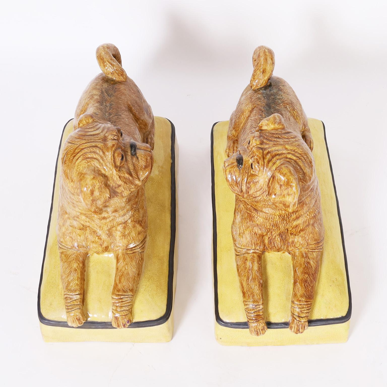Paire de sculptures de chiens ou de carlins couchés en céramique italienne en vente 3