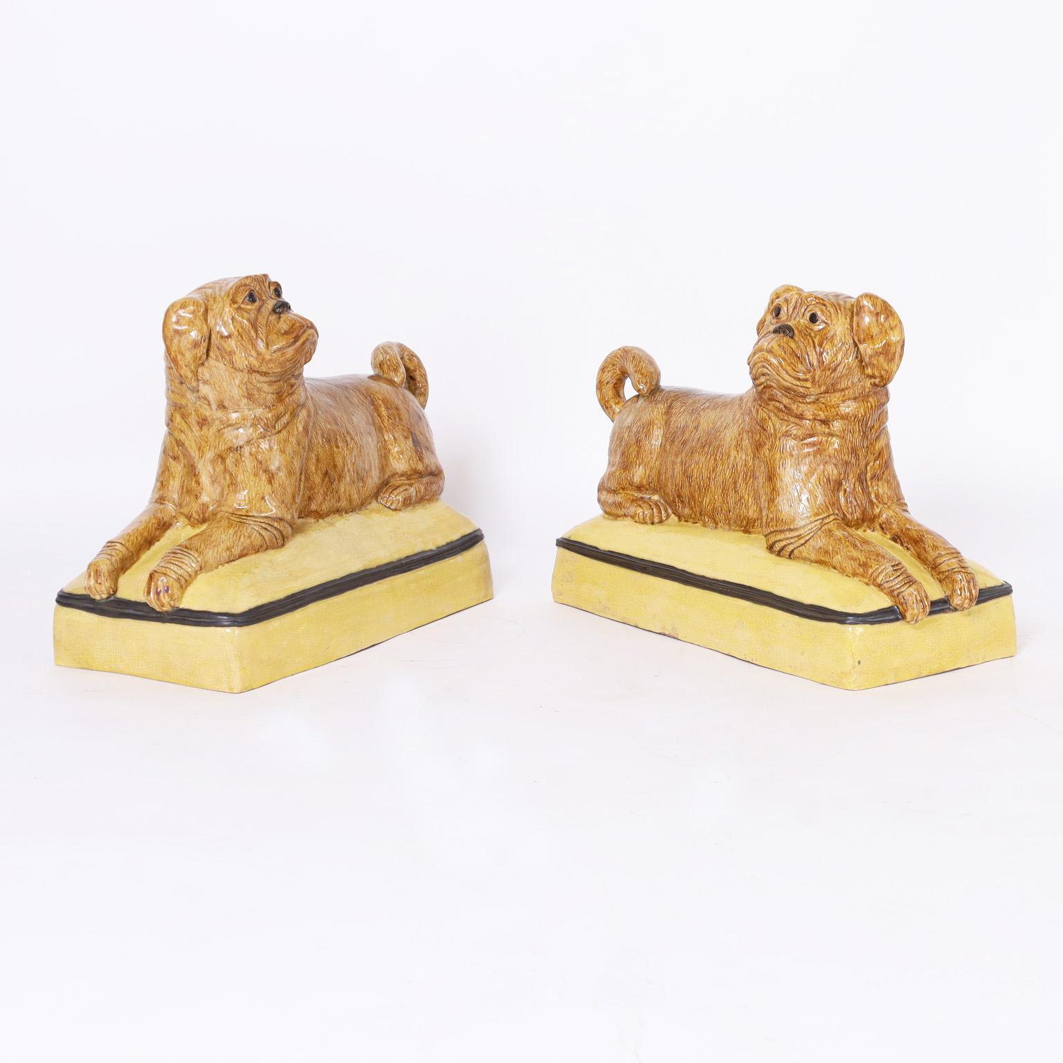 Paire de sculptures de chiens ou de carlins couchés en céramique italienne en vente 4