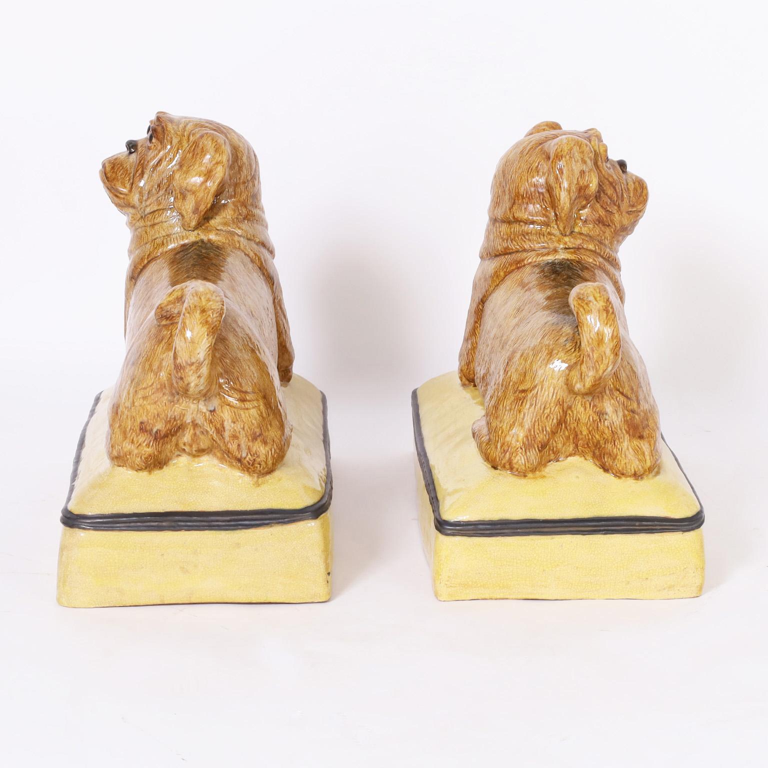 Paire de sculptures de chiens ou de carlins couchés en céramique italienne en vente 7